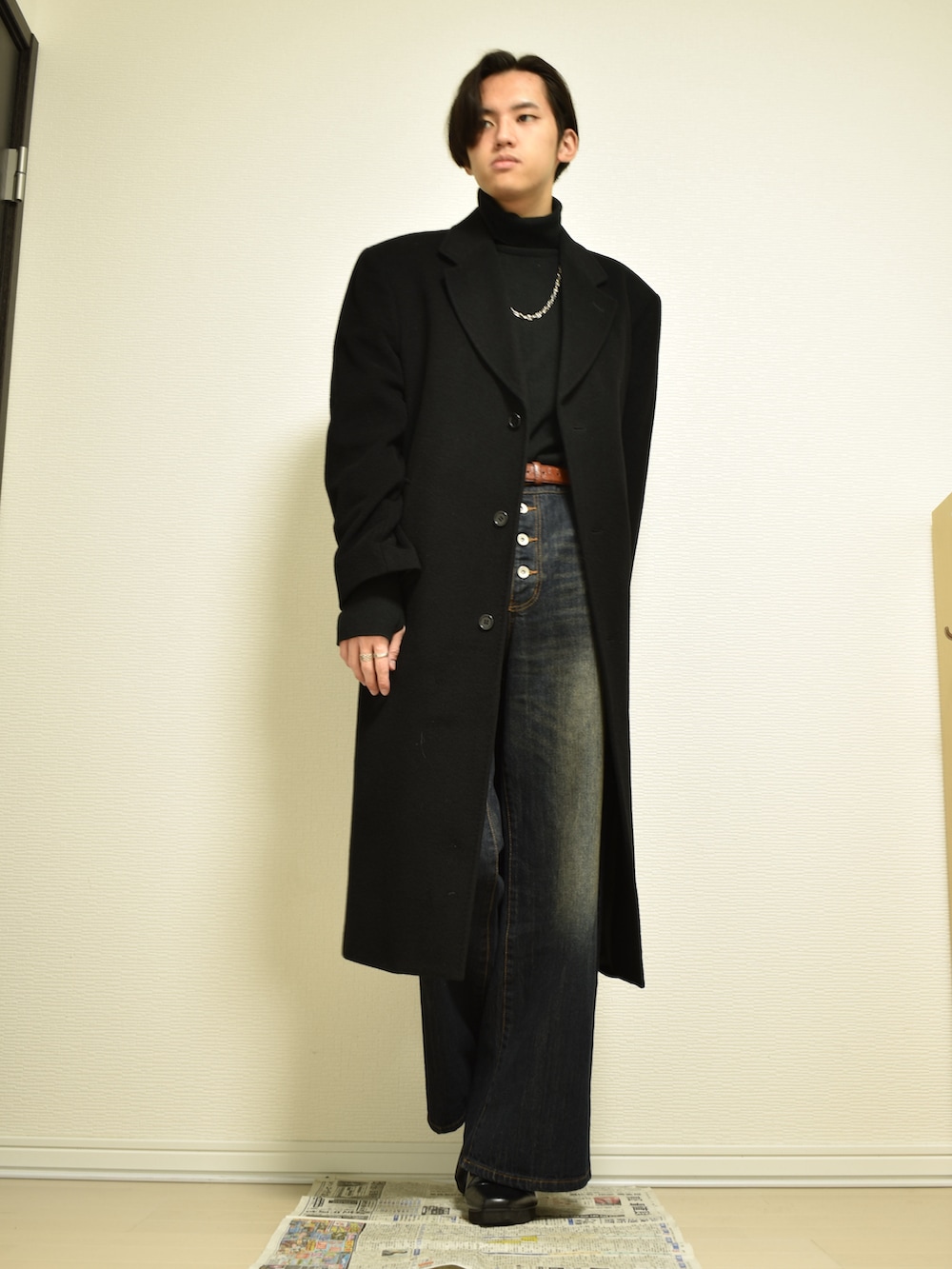 「ロングコート、シンプルスタイル、大人コーデ、おしゃれさんと繋がりたい、古着MIX、古着、秋コーデ、秋冬コーデ、きれいめカジュアル、デニム、ワイドパンツ、フレアパンツ、レザー、ブーツ、革靴」｜「ADRERのextra quality turtle knit sweater/エクストラクオリティータートルニットセーター（ニット/セーター、ホワイト系）」を使った、KACCHAN   さん（メンズ・178cm）の秋コーディネートの4枚目の写真