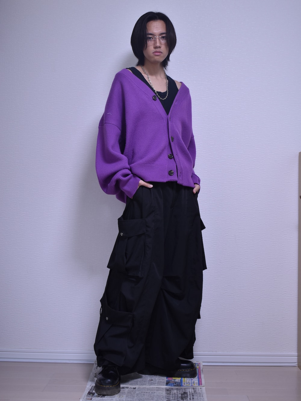 ブラック系のカーゴパンツ、パープル系のカーディガン/ボレロ、ブラック系のブーツを着用したメンズの秋コーディネートの3枚目の写真