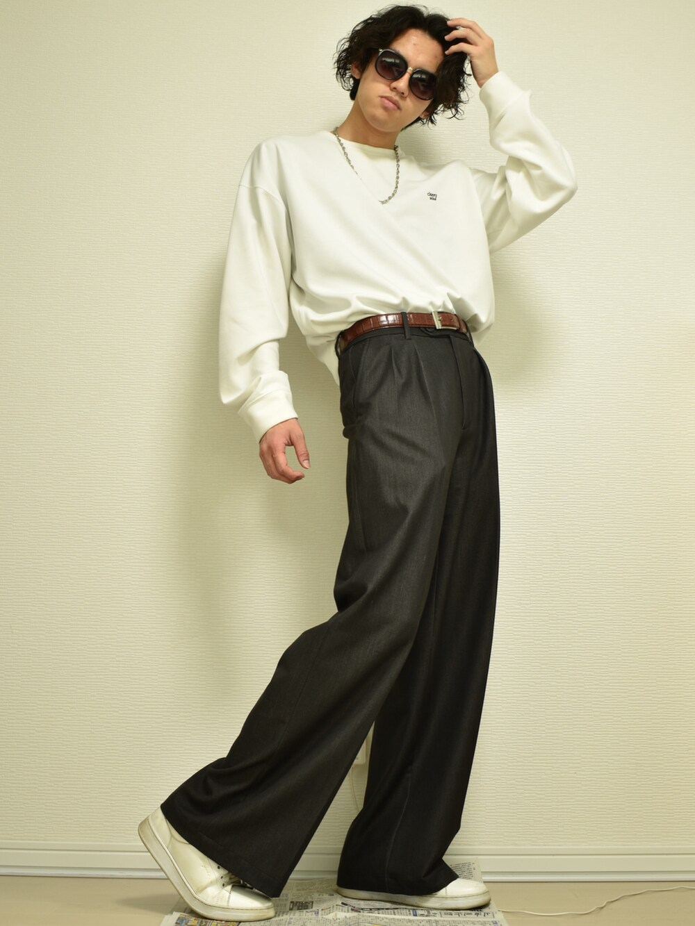 ホワイト系のTシャツ/カットソー、ブラック系のセットアップ、ホワイト系のスニーカーを着用したメンズの夏コーディネートの2枚目の写真