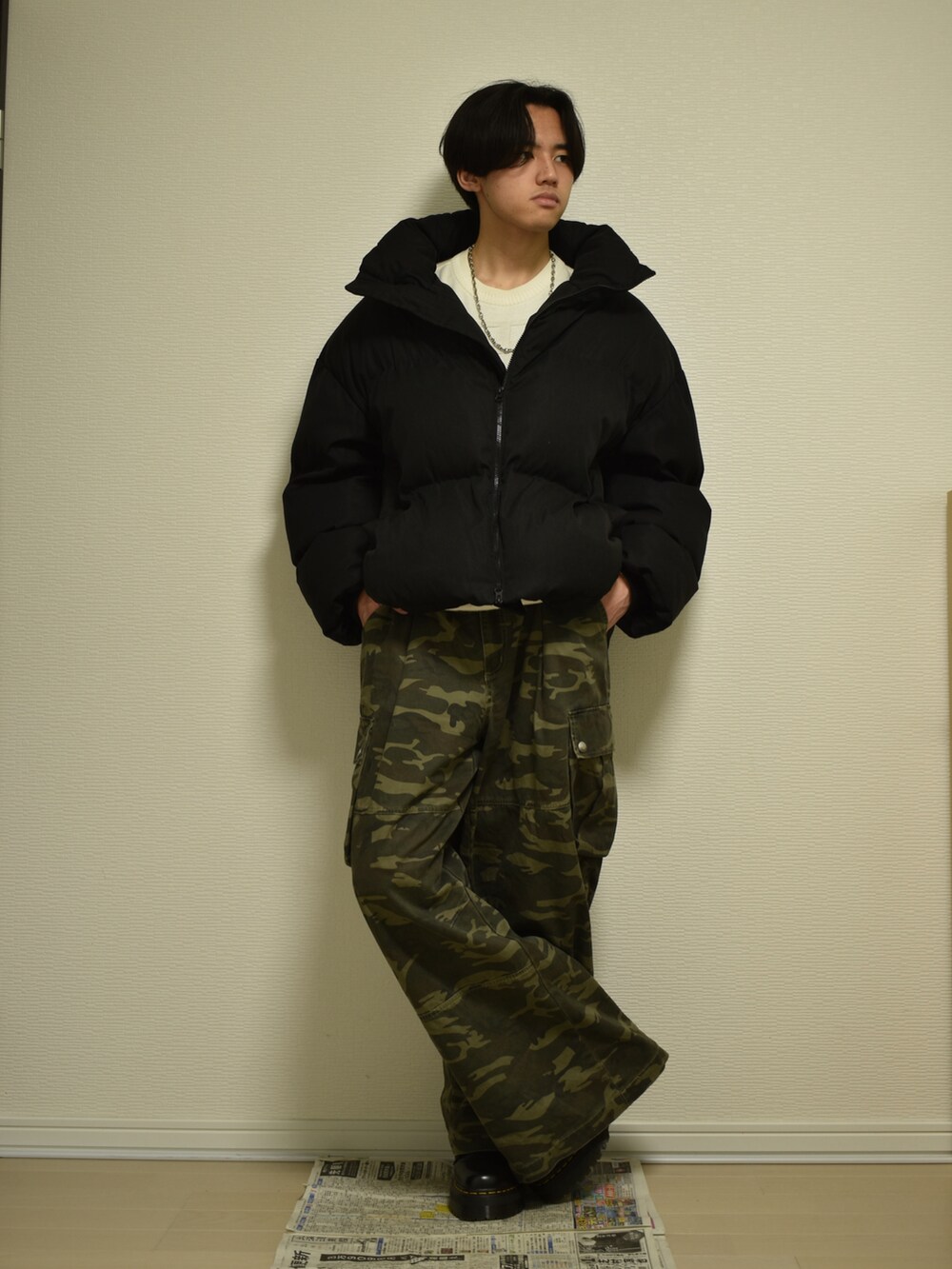 その他のカーゴパンツ、ブラック系のダウンジャケット/コート、ホワイト系のニット/セーターを着用したメンズの冬コーディネートの3枚目の写真