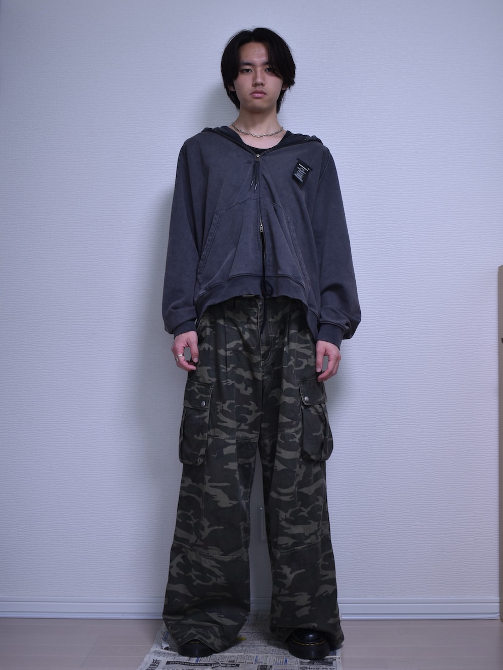 「カジュアル、ストリート、オトナカジュアル、ラフ、カーゴパンツ、ワイドパンツ、迷彩、パーカー、革靴、ブーツ、春コーデ、レイヤードスタイル、タンクトップ、シルバーアクセサリー、シンプルコーデ」｜「MASONPRINCEの品質タグプリント ダブルZIPパーカー WY6216【MASONPRINCE × THE GOD PARTICLE】（パーカー、グレー系）」を使った、KACCHAN   さん（メンズ・178cm）の春コーディネートの5枚目の写真