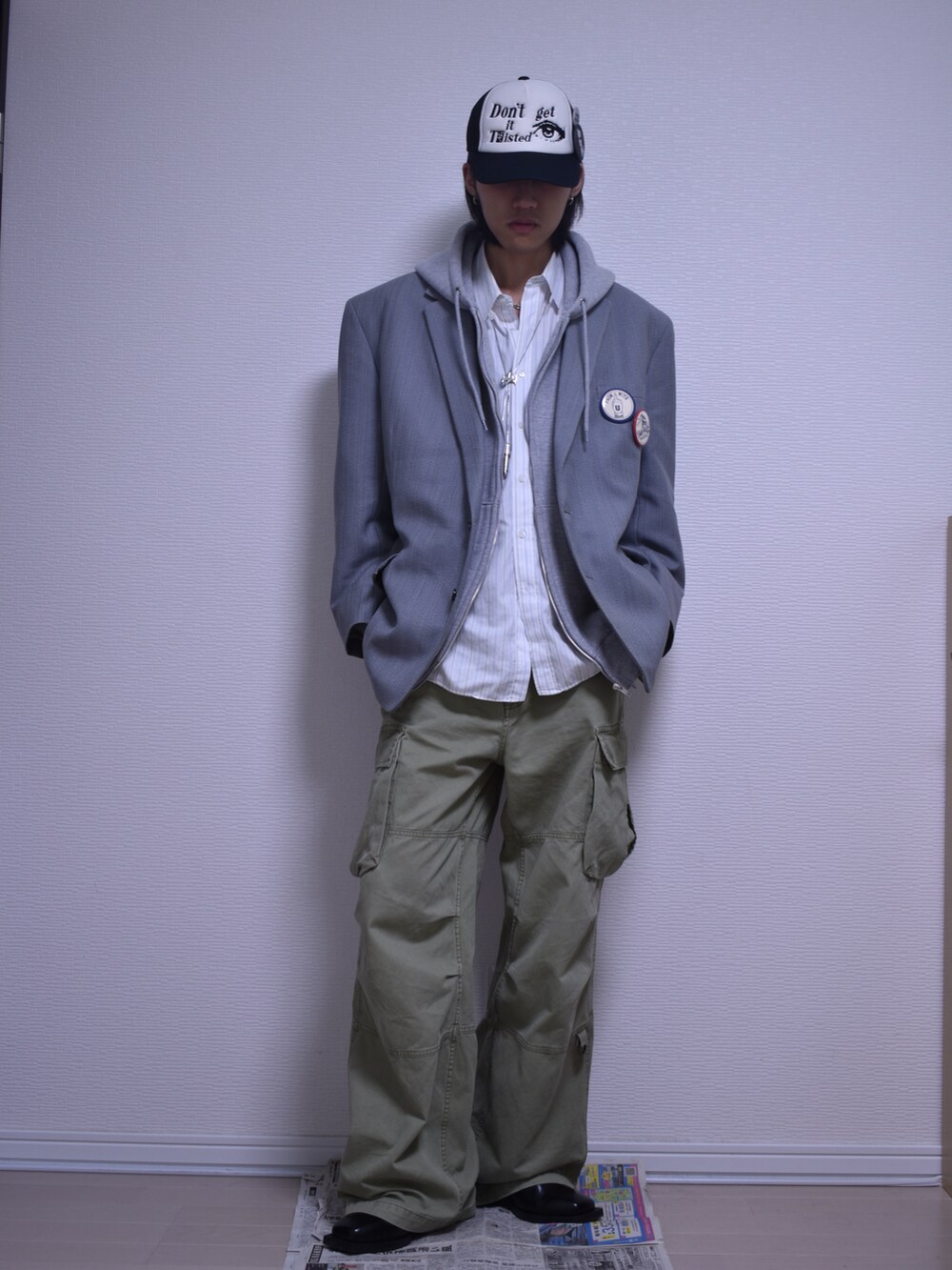 グリーン系のカーゴパンツ、グレー系のテーラードジャケット、グレー系のパーカーを着用したメンズの秋コーディネートの4枚目の写真