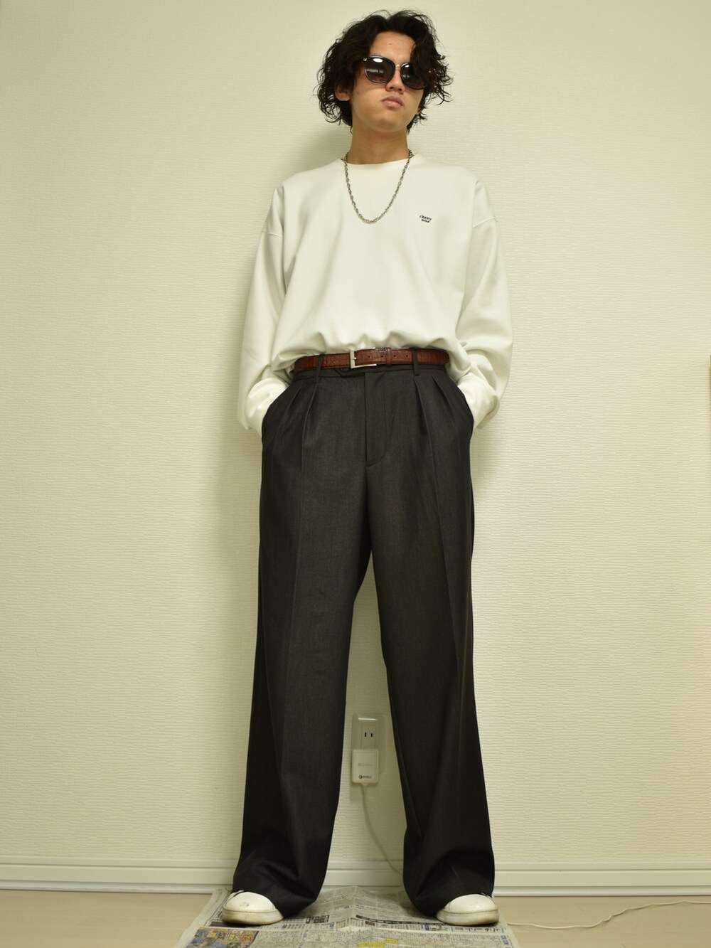 ホワイト系のTシャツ/カットソー、ブラック系のセットアップ、ホワイト系のスニーカーを着用したメンズの夏コーディネートの4枚目の写真