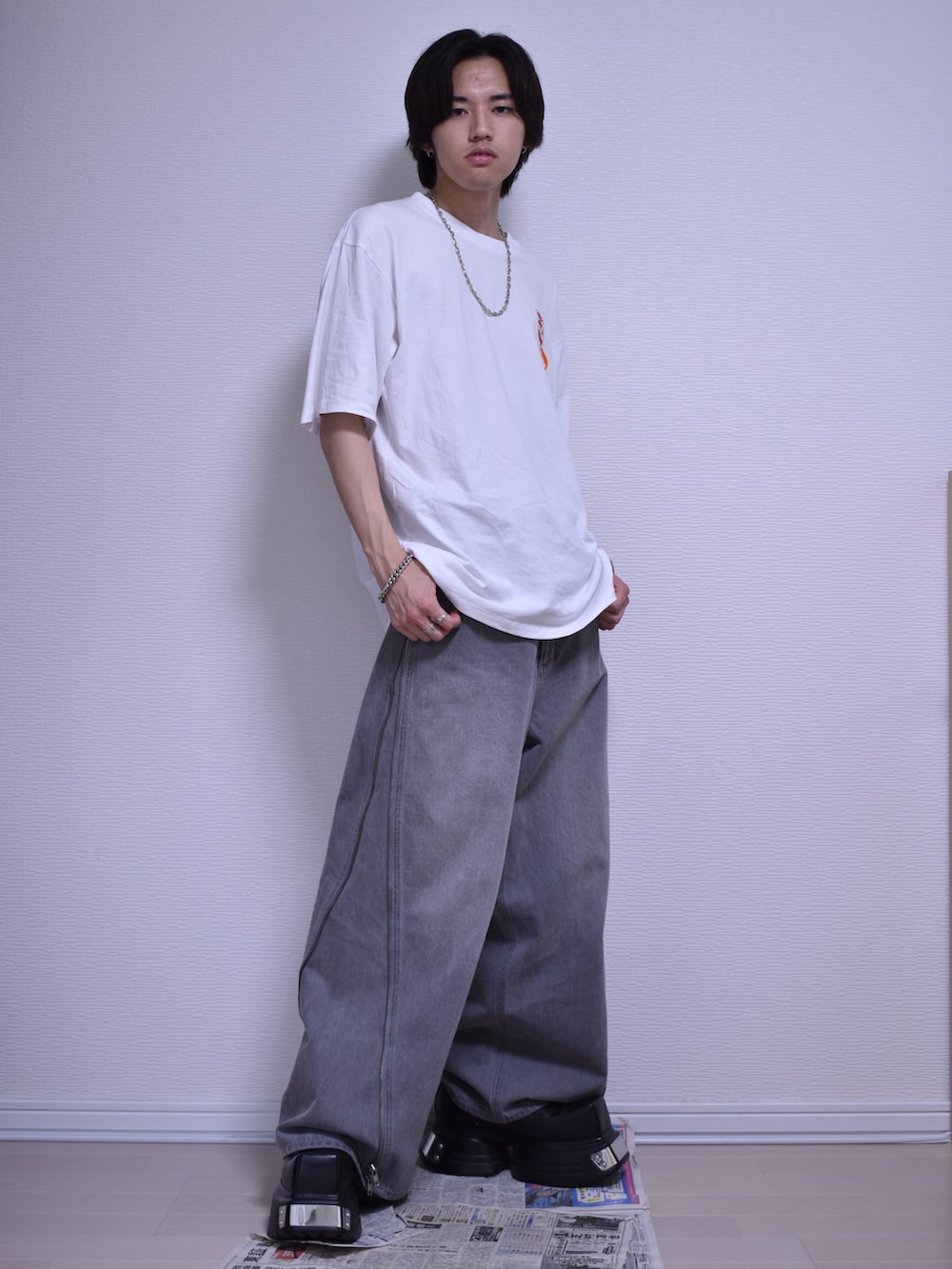 ホワイト系のTシャツ/カットソー、グレー系のデニムパンツ、ブラック系のドレスシューズを着用したメンズの夏コーディネートの2枚目の写真