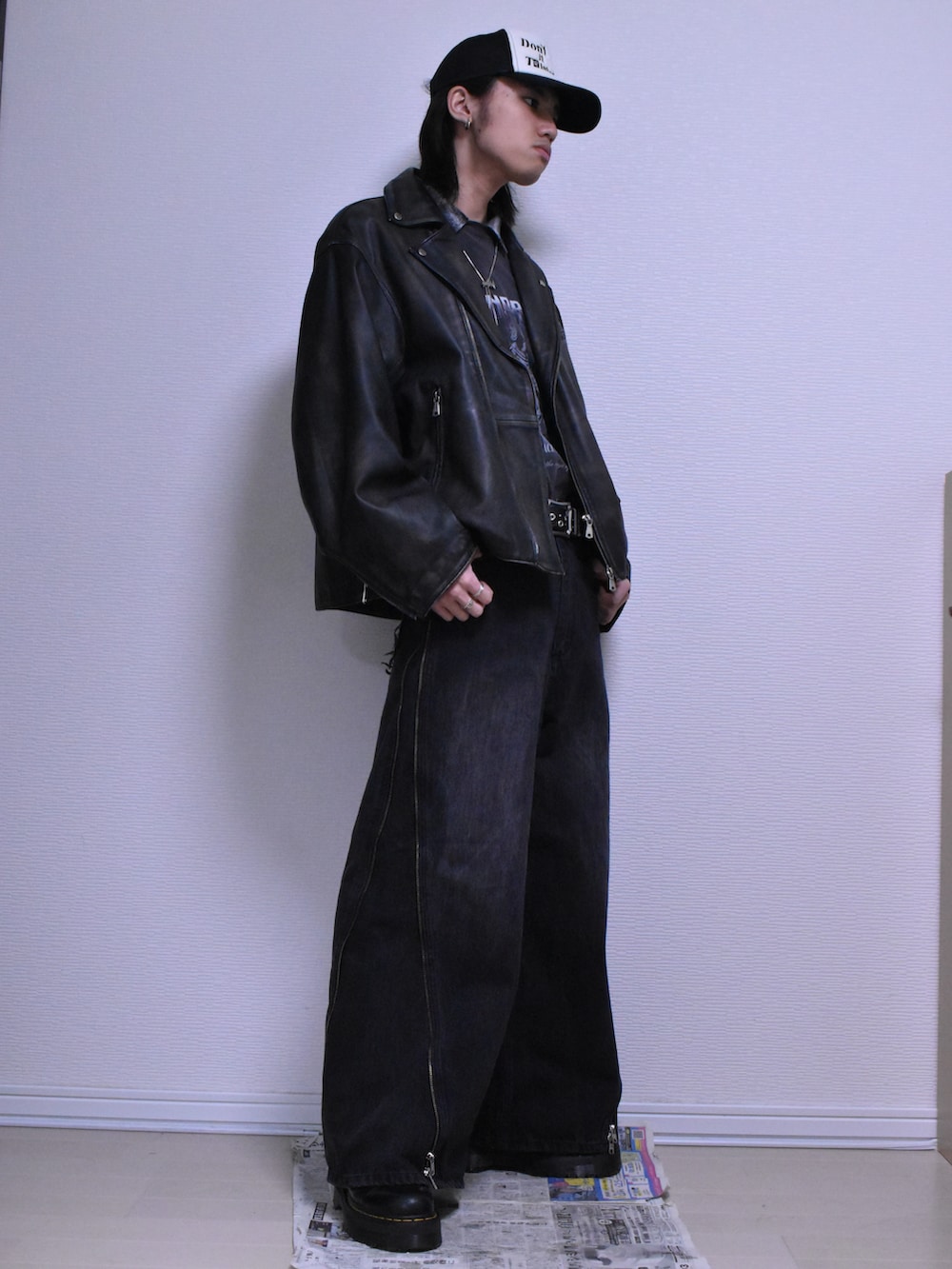 ブラック系のデニムパンツ、ブラック系のライダースジャケット、グレー系のTシャツ/カットソーを着用したメンズの冬コーディネートの3枚目の写真