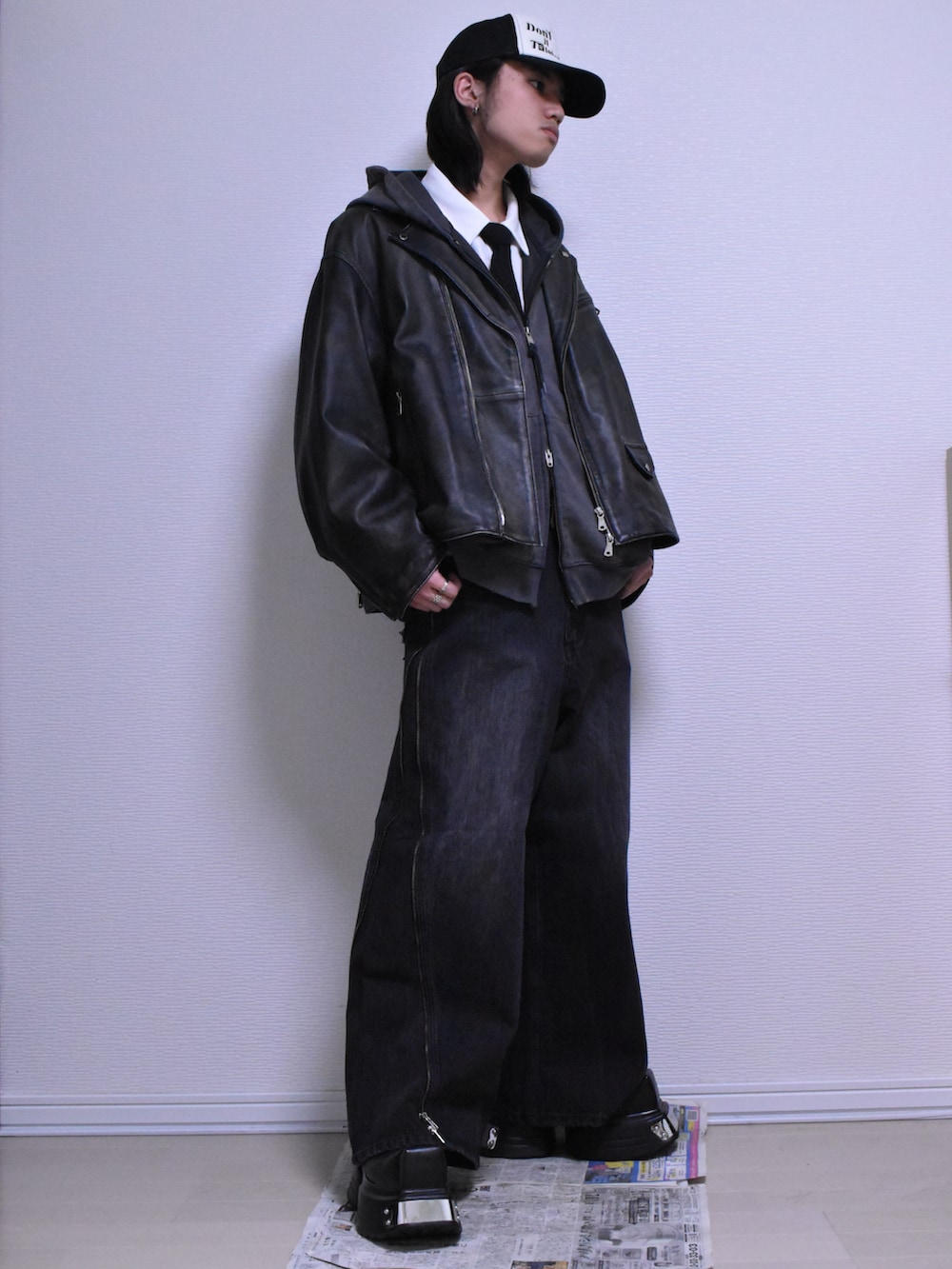 ブラック系のライダースジャケット、ブラック系のデニムパンツ、ブラック系のドレスシューズを着用したメンズの冬コーディネートの2枚目の写真