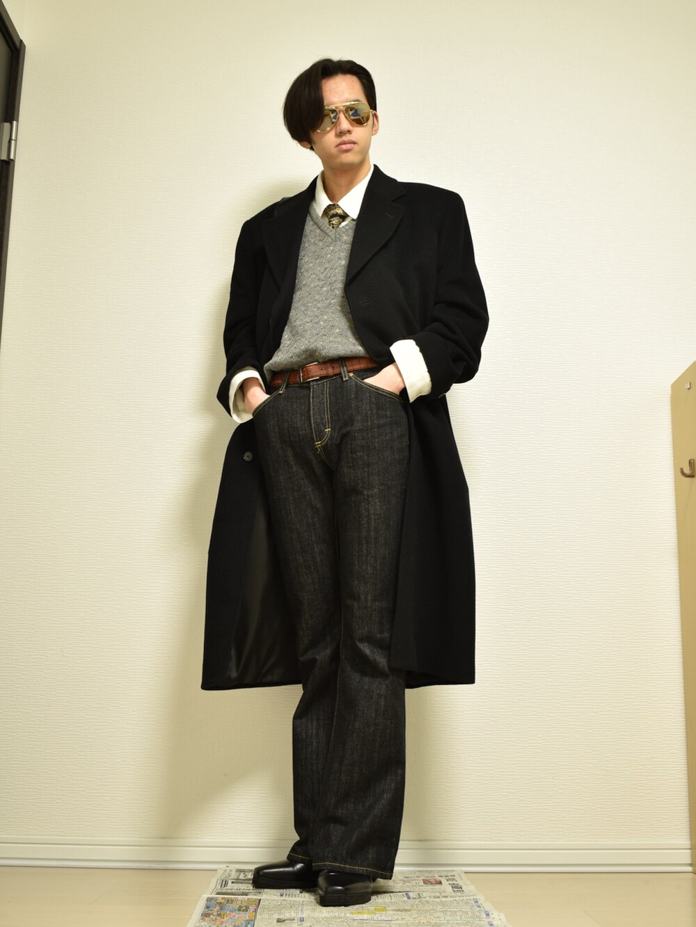「最近のいい感じコーデ、ロングコート、冬アウター、レイヤードスタイル、きれいめカジュアル、大人コーデ、デニム、フレアパンツ、サングラス、シャツスタイル、古着MIX、古着、冬コーデ、秋冬コーデ、ニット」｜「usedのアイテム（ベスト、グレー系）」を使った、KACCHAN   さん（メンズ・178cm）の秋コーディネートの4枚目の写真