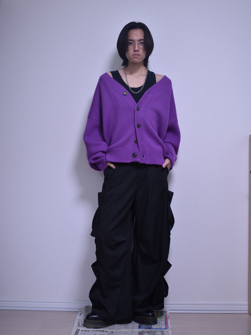 ブラック系のカーゴパンツ、パープル系のカーディガン/ボレロ、ブラック系のブーツを着用したメンズの秋コーディネートの5枚目の写真