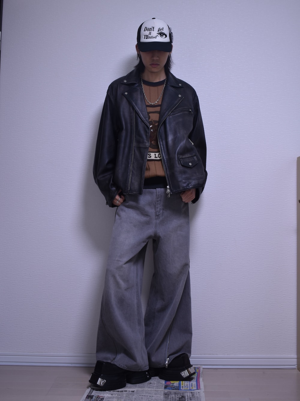 ブラック系のライダースジャケット、グレー系のデニムパンツ、ブラック系のドレスシューズを着用したメンズの秋コーディネートの5枚目の写真