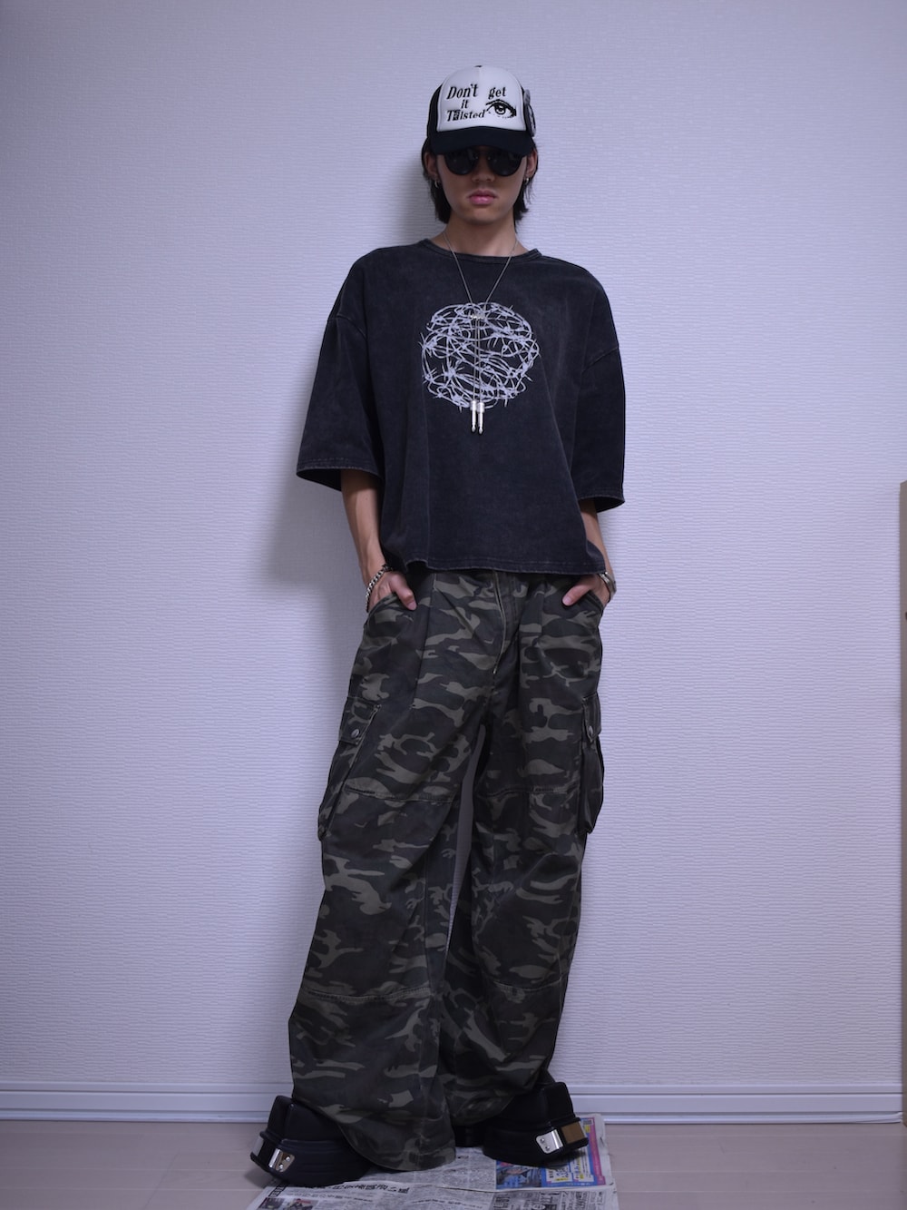 その他のカーゴパンツ、ブラック系のTシャツ/カットソー、ブラック系のドレスシューズを着用したメンズの秋コーディネートの5枚目の写真