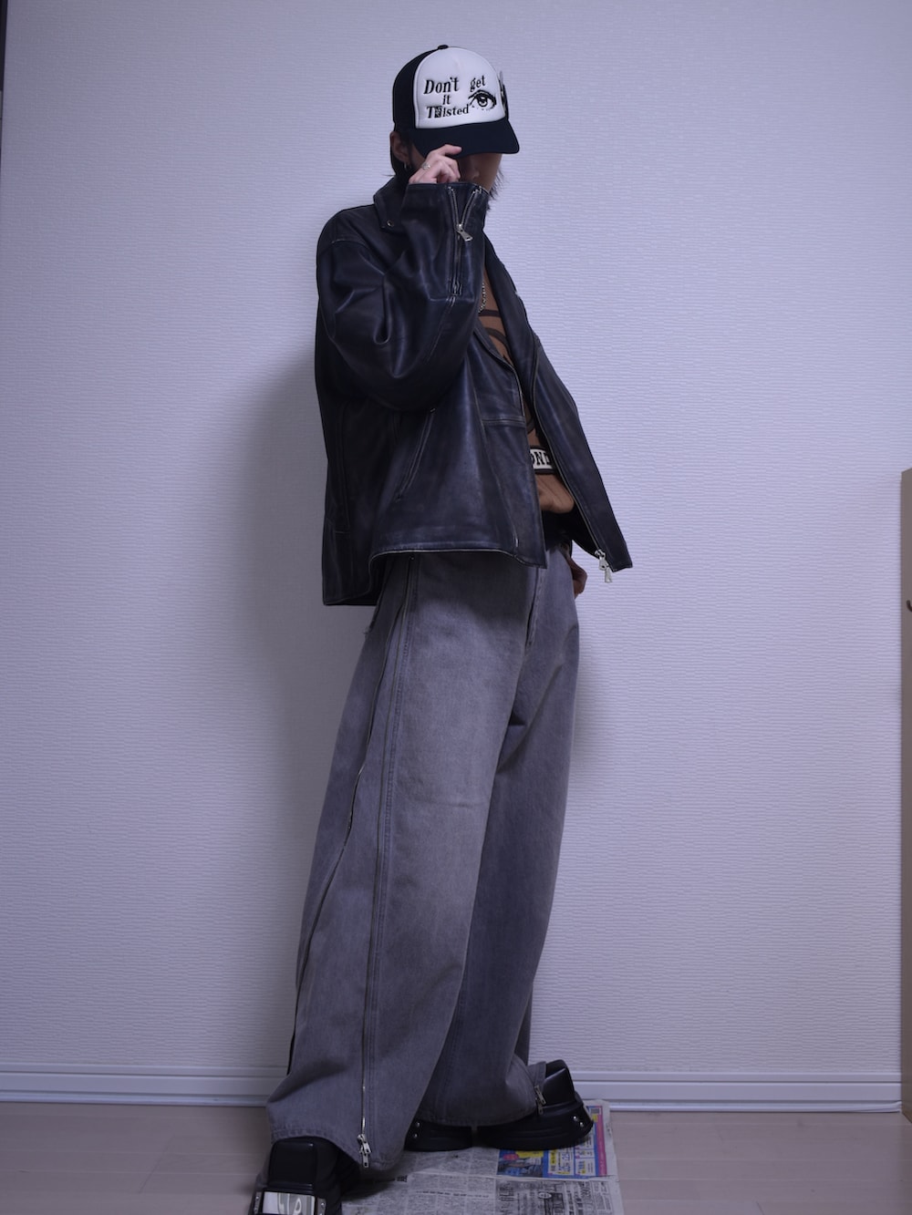 ブラック系のライダースジャケット、グレー系のデニムパンツ、ブラック系のドレスシューズを着用したメンズの秋コーディネートの3枚目の写真