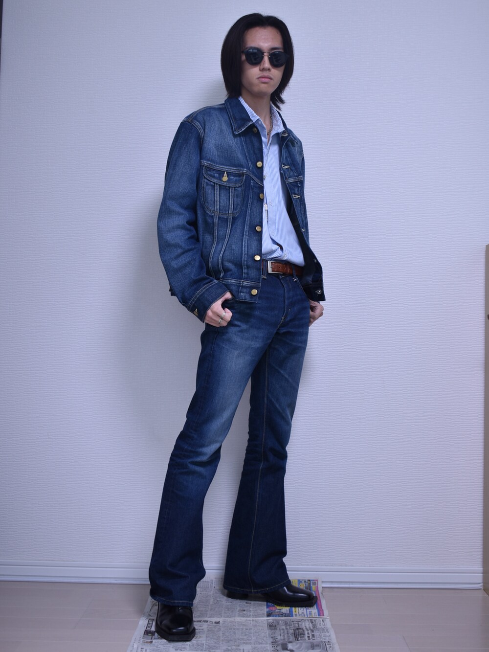 ブルー系のデニムパンツ、ブルー系のデニムジャケット、ブルー系のシャツ/ブラウスを着用したメンズの秋コーディネートの3枚目の写真