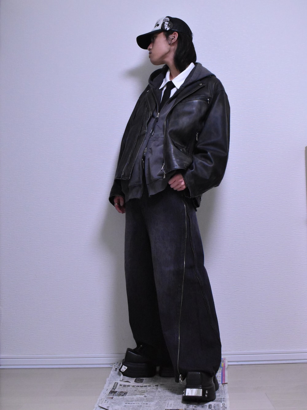 ブラック系のライダースジャケット、ブラック系のデニムパンツ、ブラック系のドレスシューズを着用したメンズの冬コーディネートの3枚目の写真