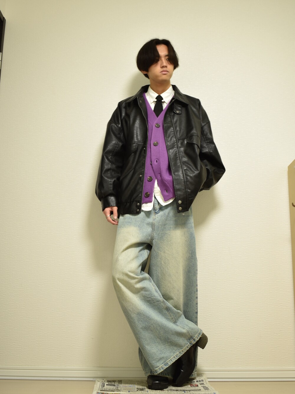「最近のいい感じコーデ、オトナカジュアル、秋冬コーデ、冬コーデ、デニム、ワイドパンツ、フレアパンツ、シャツスタイル、ニット、カーディガン、きれいめカジュアル、レイヤードスタイル、お洒落さんとつながりたい、レザー、ブルゾン」｜「MASONPRINCEのウールブレンド ヘビーウエイトカーディガン KS1719 【M.P Studios】（カーディガン/ボレロ、パープル系）」を使った、KACCHAN   さん（メンズ・178cm）の秋コーディネートの2枚目の写真