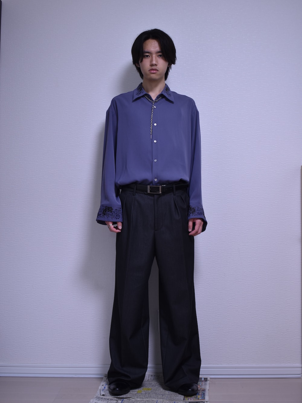 「シャツスタイル、キレイめ、春コーデ、シンプルスタイル、スラックス、ワイドパンツ、革靴、シルバーアクセサリー、刺繍、通学コーデ、おでかけコーデ、春夏コーデ」｜「CLELの【CLEL】Natural Chambray set up / ナチュラル シャンブレー セットアップ(セット売り)（セットアップ、ブラック系）」を使った、KACCHAN   さん（メンズ・178cm）の夏コーディネートの5枚目の写真