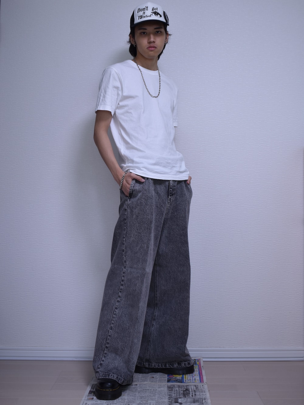 「夏ルックで気分アップ、デニム、ワイドパンツ、フレアパンツ、白Tシャツ、古着MIX、古着、モノトーン、シンプルコーデ、夏コーデ、革靴、ブーツ、きれいめカジュアル、カジュアル、キャップ」｜「UNIQLOのアイテム（Tシャツ/カットソー、ホワイト系）」を使った、KACCHAN   さん（メンズ・178cm）の夏コーディネートの4枚目の写真