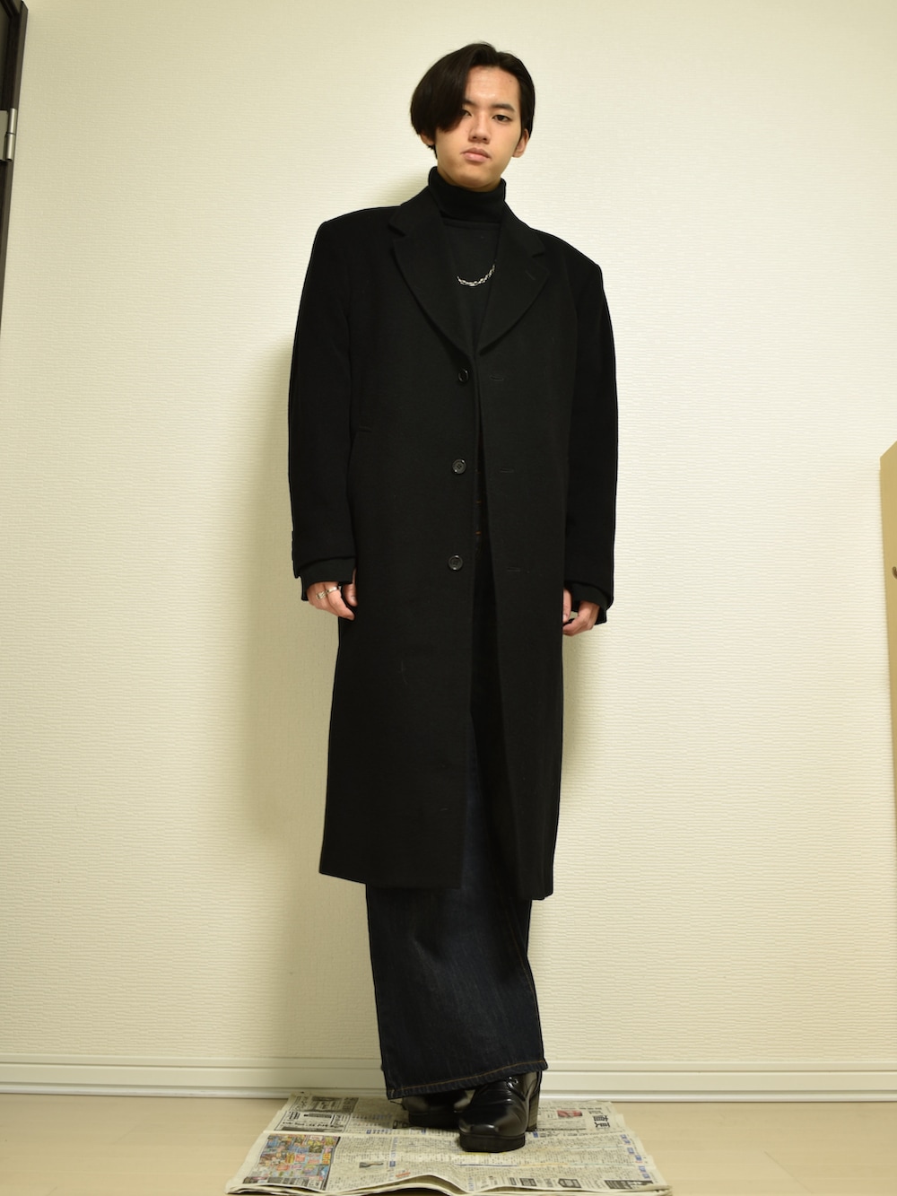 「ロングコート、シンプルスタイル、大人コーデ、おしゃれさんと繋がりたい、古着MIX、古着、秋コーデ、秋冬コーデ、きれいめカジュアル、デニム、ワイドパンツ、フレアパンツ、レザー、ブーツ、革靴」｜「ADRERのextra quality turtle knit sweater/エクストラクオリティータートルニットセーター（ニット/セーター、ホワイト系）」を使った、KACCHAN   さん（メンズ・178cm）の秋コーディネートの3枚目の写真