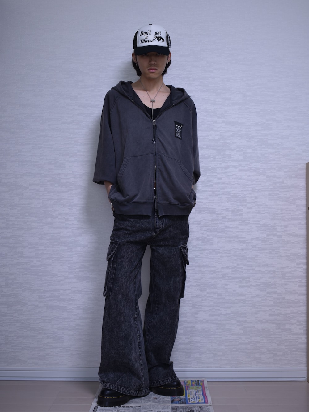 ブラック系のカーゴパンツ、グレー系のパーカー、ブラック系のブーツを着用したメンズの夏コーディネートの3枚目の写真