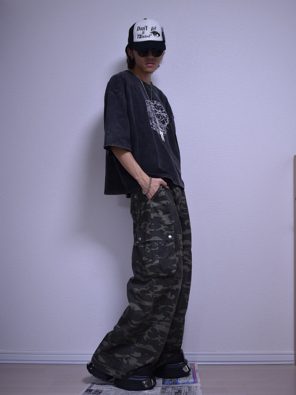 その他のカーゴパンツ、ブラック系のTシャツ/カットソー、ブラック系のドレスシューズを着用したメンズの秋コーディネートの4枚目の写真