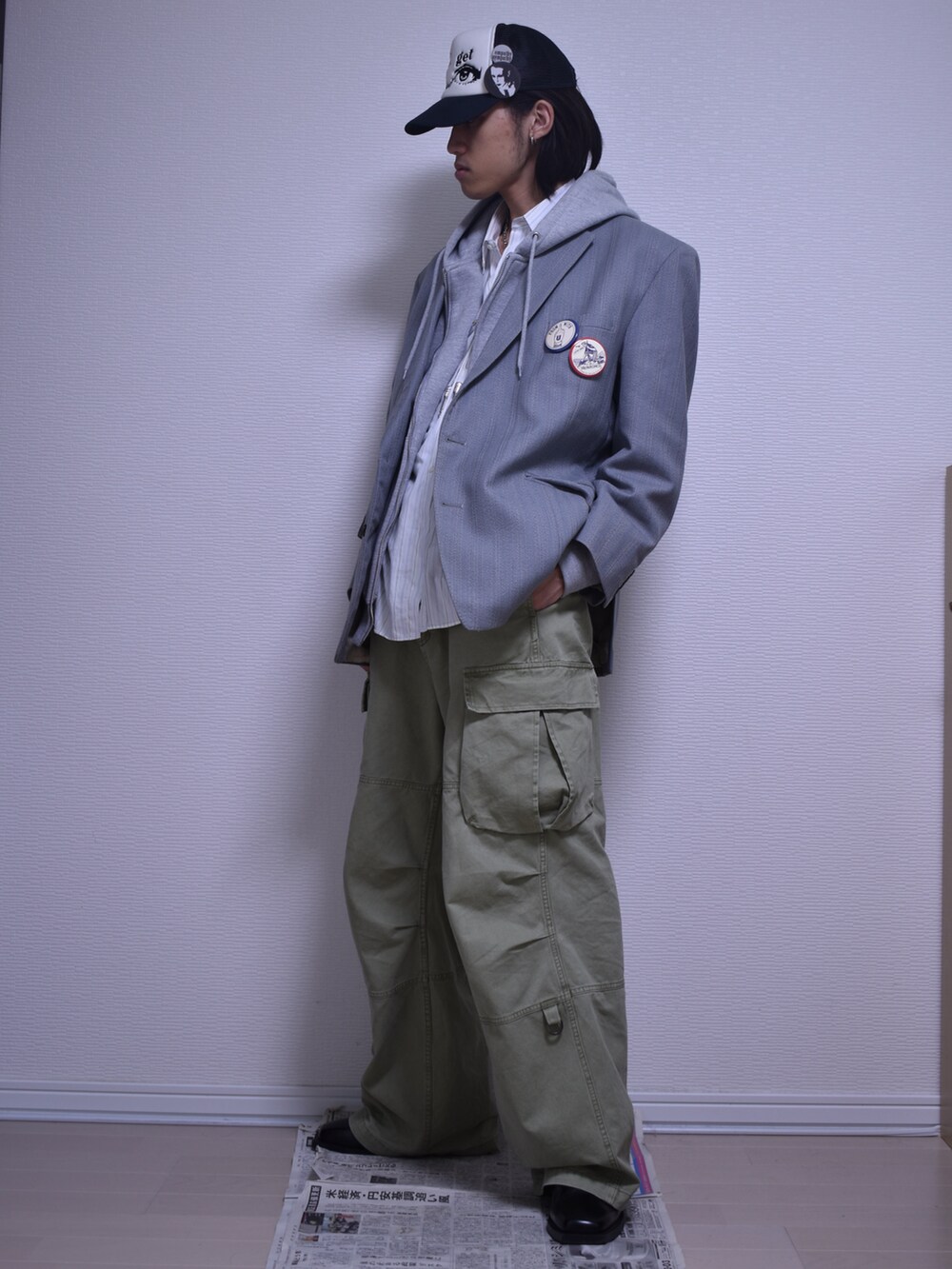 グリーン系のカーゴパンツ、グレー系のテーラードジャケット、グレー系のパーカーを着用したメンズの秋コーディネートの5枚目の写真