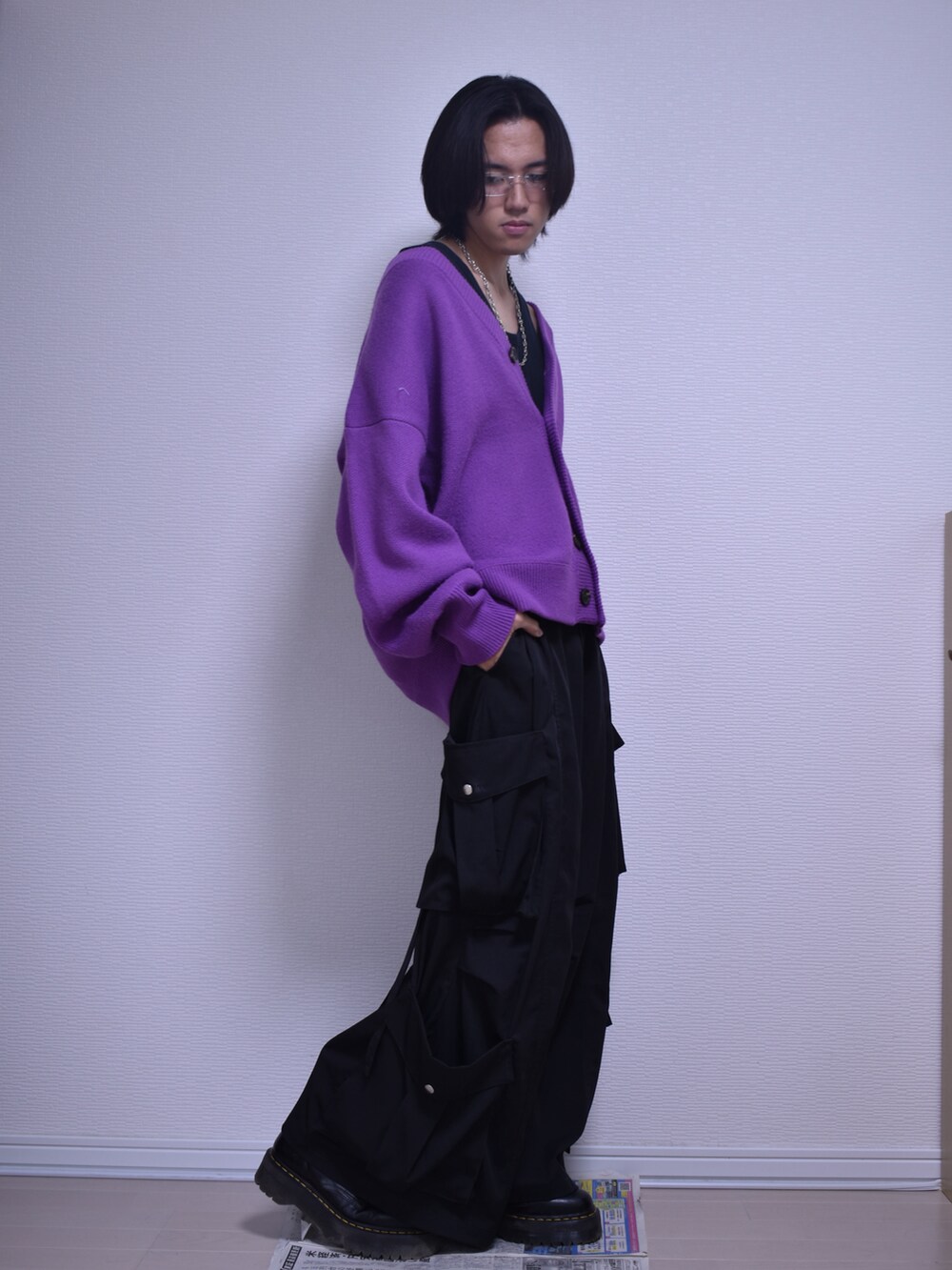 ブラック系のカーゴパンツ、パープル系のカーディガン/ボレロ、ブラック系のブーツを着用したメンズの秋コーディネートの4枚目の写真