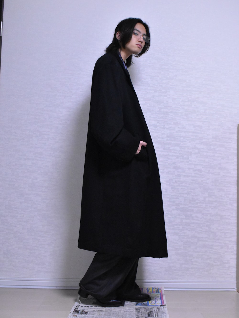 ブラック系のチェスターコート、パープル系のシャツ/ブラウス、ブラック系のネクタイを着用したメンズの秋コーディネートの5枚目の写真