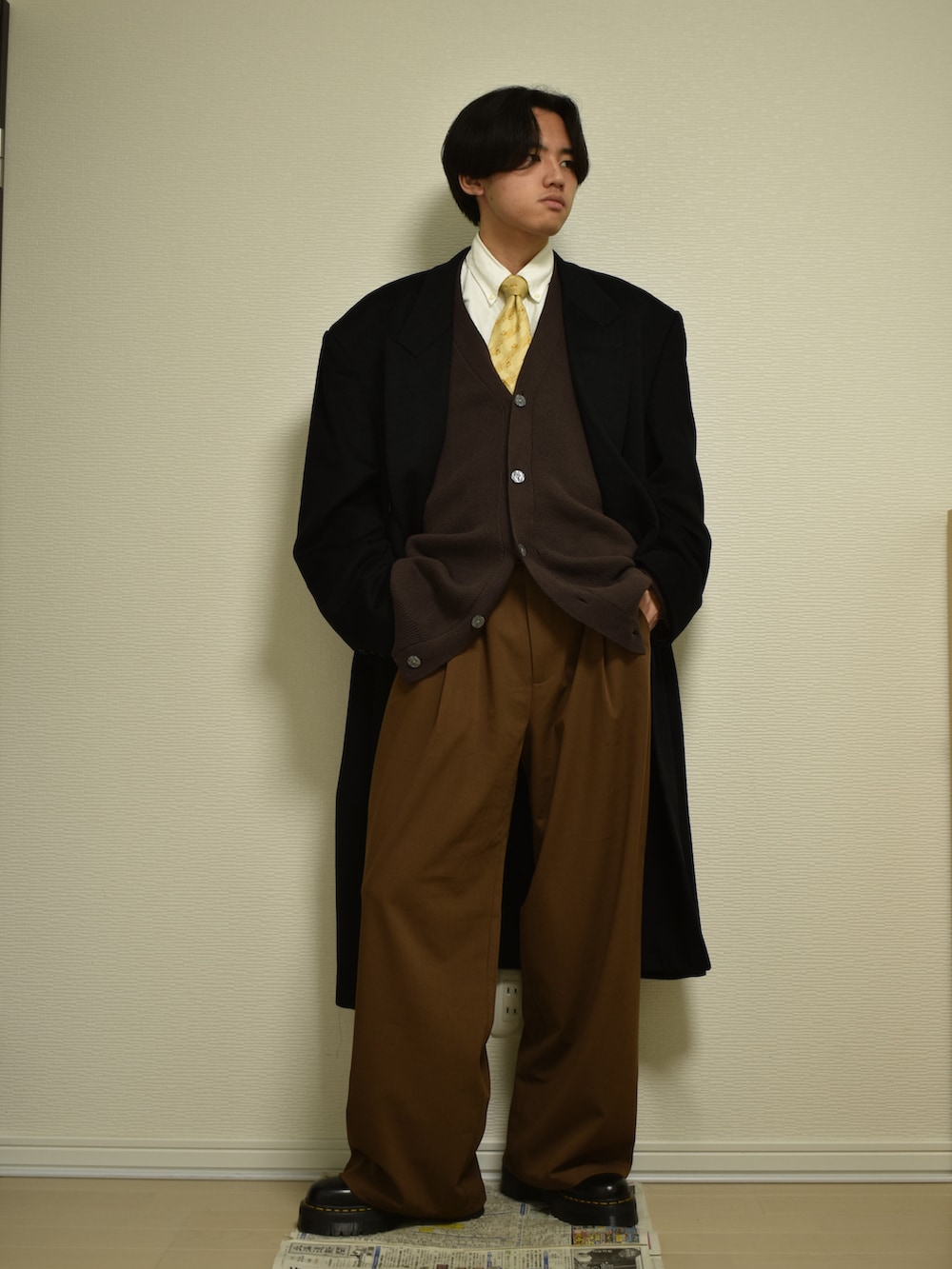「真冬のあったかスタイル、冬コーデ、古着MIX、古着、きれいめカジュアル、おしゃれさんと繋がりたい、オーバーサイズ、レイヤードスタイル、シンプルコーデ、シャツスタイル、革靴、ブーツ、ネクタイ、ニット、カーディガン」｜「MASONPRINCEの1タックワイドシルエットスラックス SK2050 【MASONPRINCE】（スラックス、ブラウン系）」を使った、KACCHAN   さん（メンズ・178cm）の冬コーディネートの2枚目の写真