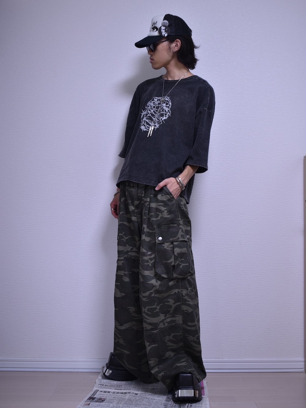 その他のカーゴパンツ、ブラック系のTシャツ/カットソー、ブラック系のドレスシューズを着用したメンズの秋コーディネートの2枚目の写真