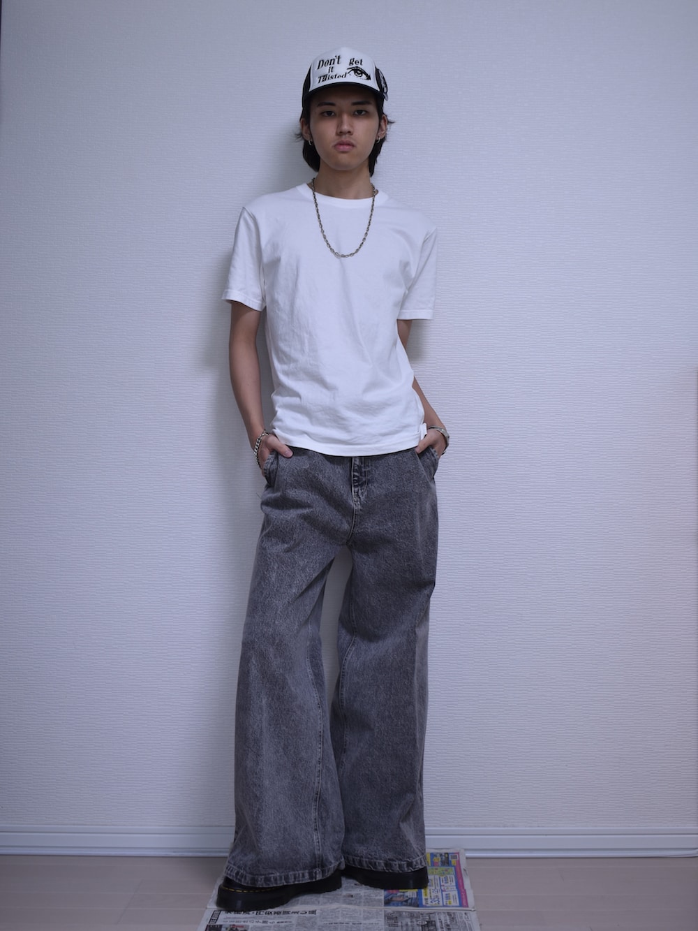 「夏ルックで気分アップ、デニム、ワイドパンツ、フレアパンツ、白Tシャツ、古着MIX、古着、モノトーン、シンプルコーデ、夏コーデ、革靴、ブーツ、きれいめカジュアル、カジュアル、キャップ」｜「UNIQLOのアイテム（Tシャツ/カットソー、ホワイト系）」を使った、KACCHAN   さん（メンズ・178cm）の夏コーディネートの3枚目の写真