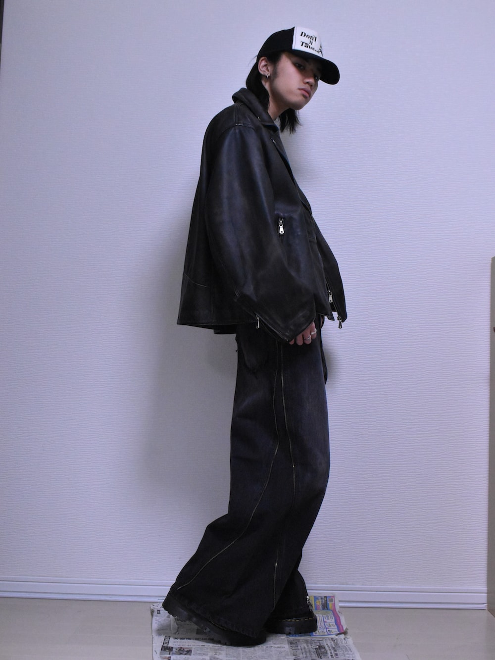 ブラック系のデニムパンツ、ブラック系のライダースジャケット、グレー系のTシャツ/カットソーを着用したメンズの冬コーディネートの5枚目の写真
