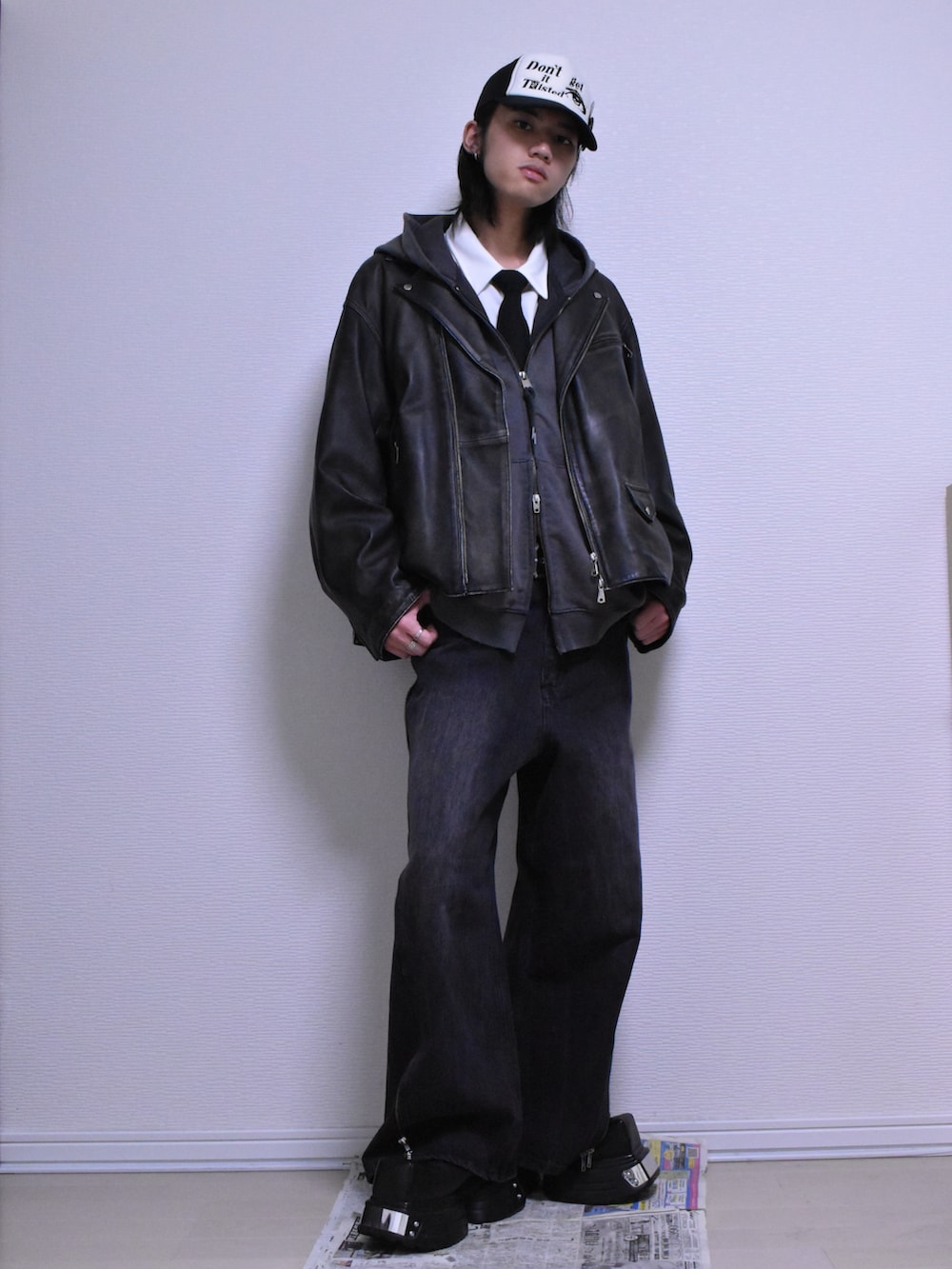 ブラック系のライダースジャケット、ブラック系のデニムパンツ、ブラック系のドレスシューズを着用したメンズの冬コーディネートの4枚目の写真