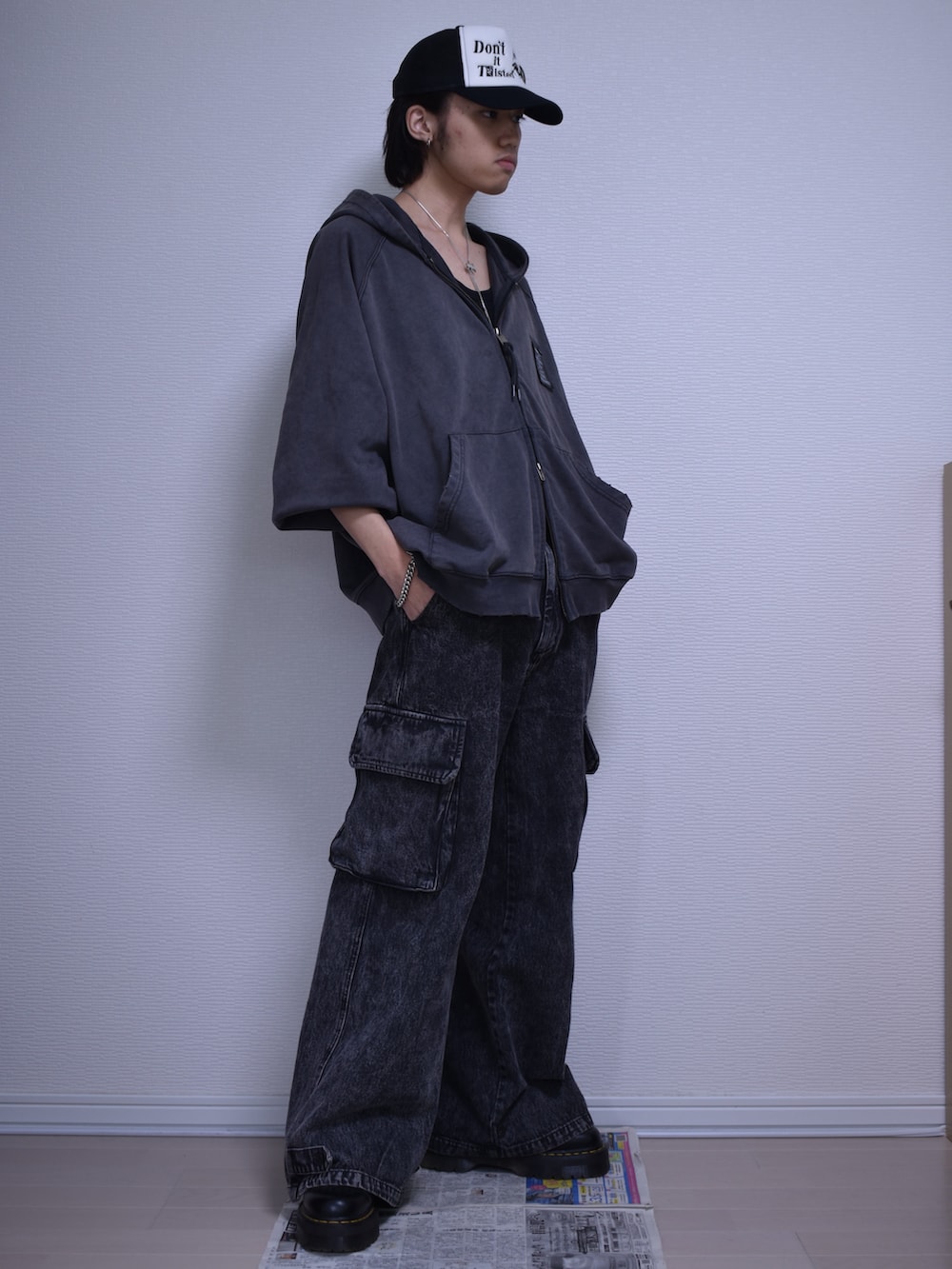 ブラック系のカーゴパンツ、グレー系のパーカー、ブラック系のブーツを着用したメンズの夏コーディネートの4枚目の写真