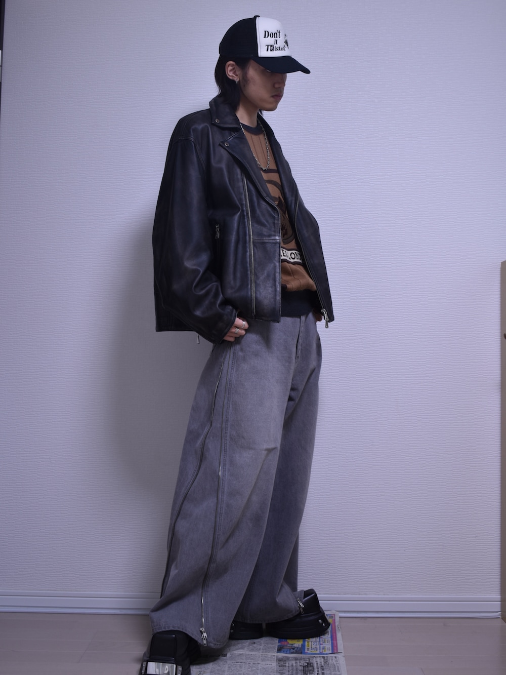 ブラック系のライダースジャケット、グレー系のデニムパンツ、ブラック系のドレスシューズを着用したメンズの秋コーディネートの2枚目の写真