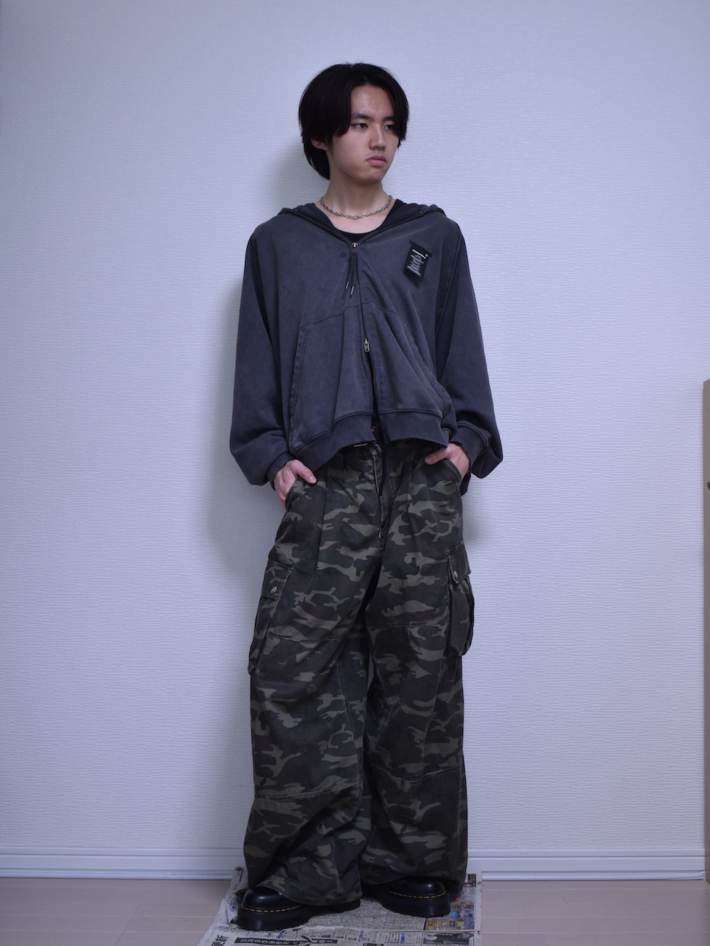「カジュアル、ストリート、オトナカジュアル、ラフ、カーゴパンツ、ワイドパンツ、迷彩、パーカー、革靴、ブーツ、春コーデ、レイヤードスタイル、タンクトップ、シルバーアクセサリー、シンプルコーデ」｜「MASONPRINCEの品質タグプリント ダブルZIPパーカー WY6216【MASONPRINCE × THE GOD PARTICLE】（パーカー、グレー系）」を使った、KACCHAN   さん（メンズ・178cm）の春コーディネートの3枚目の写真