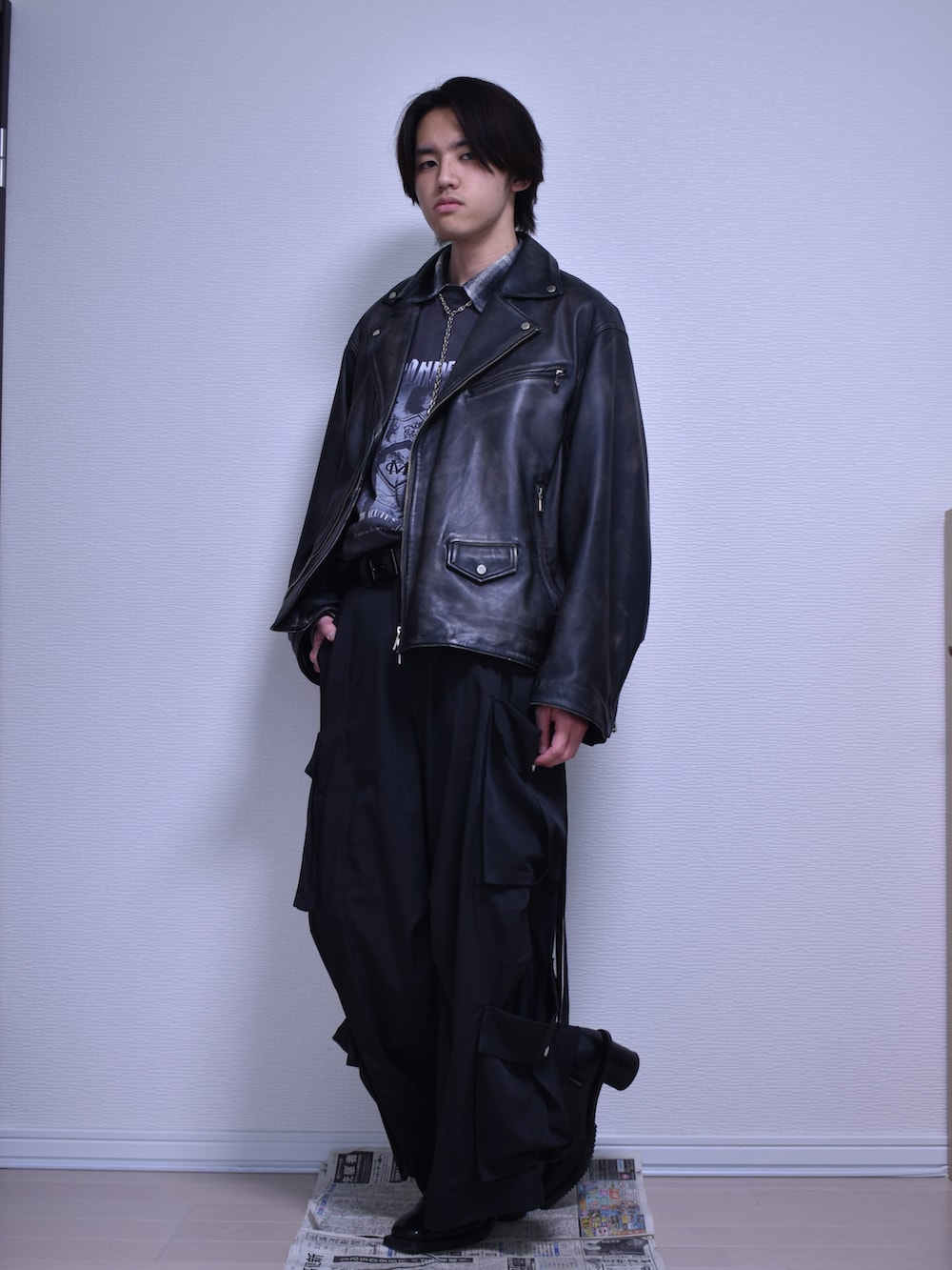 「モノトーン、ワイドパンツ、カーゴパンツ、春コーデ、レイヤードスタイル、カジュアル、オトナカジュアル、サブカル、ストリート、ライダースジャケット、革靴、ブーツ、ヒール、バンドT、チェック」｜「HAREのダブルポケットカーゴパンツ(HARE)（カーゴパンツ、ブラック系）」を使った、KACCHAN   さん（メンズ・178cm）の春コーディネートの2枚目の写真