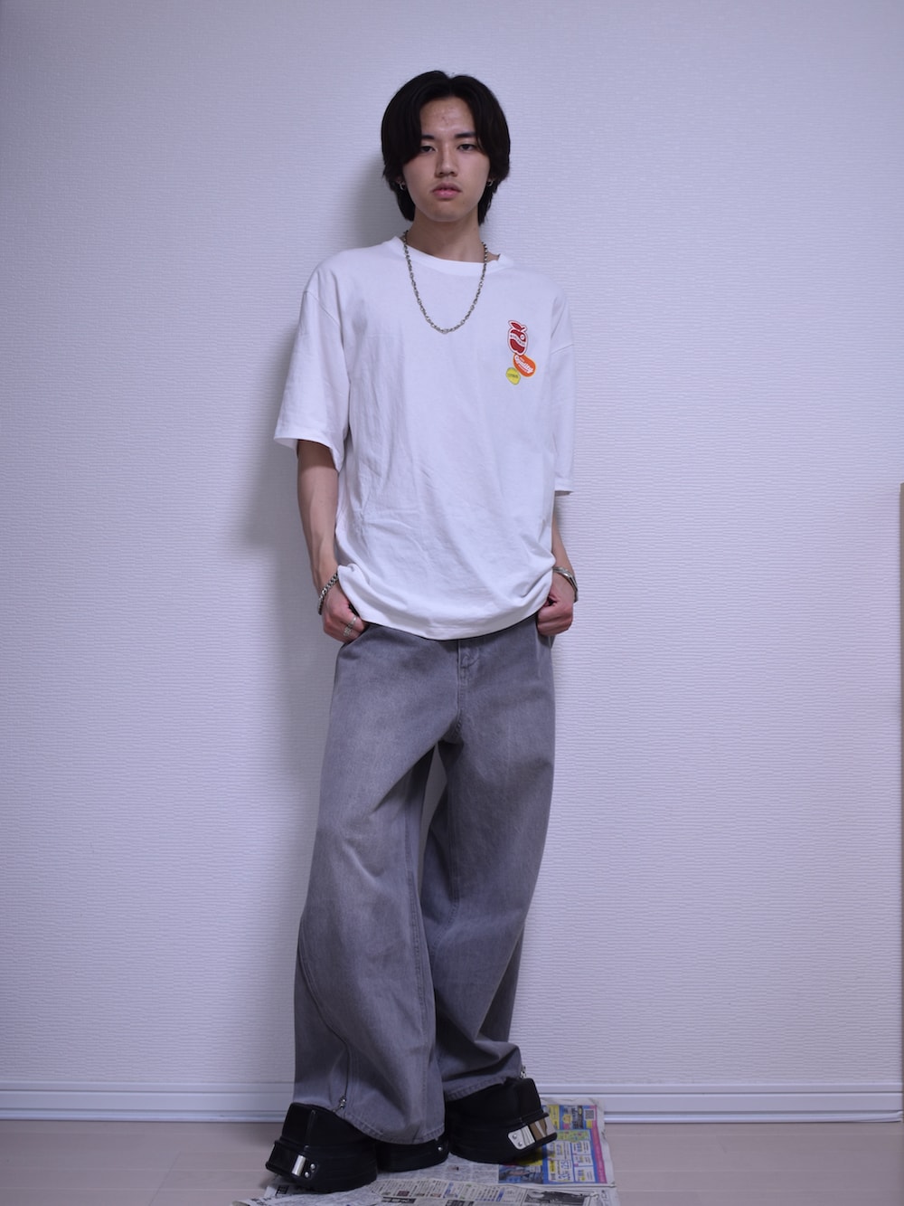 ホワイト系のTシャツ/カットソー、グレー系のデニムパンツ、ブラック系のドレスシューズを着用したメンズの夏コーディネートの3枚目の写真