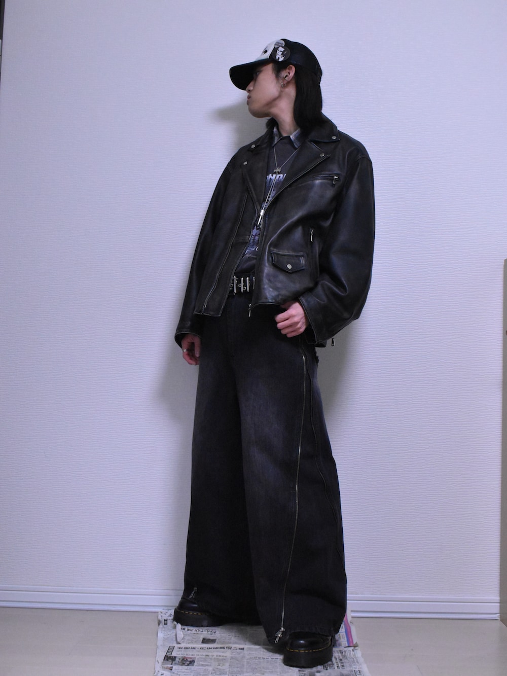 ブラック系のデニムパンツ、ブラック系のライダースジャケット、グレー系のTシャツ/カットソーを着用したメンズの冬コーディネートの2枚目の写真