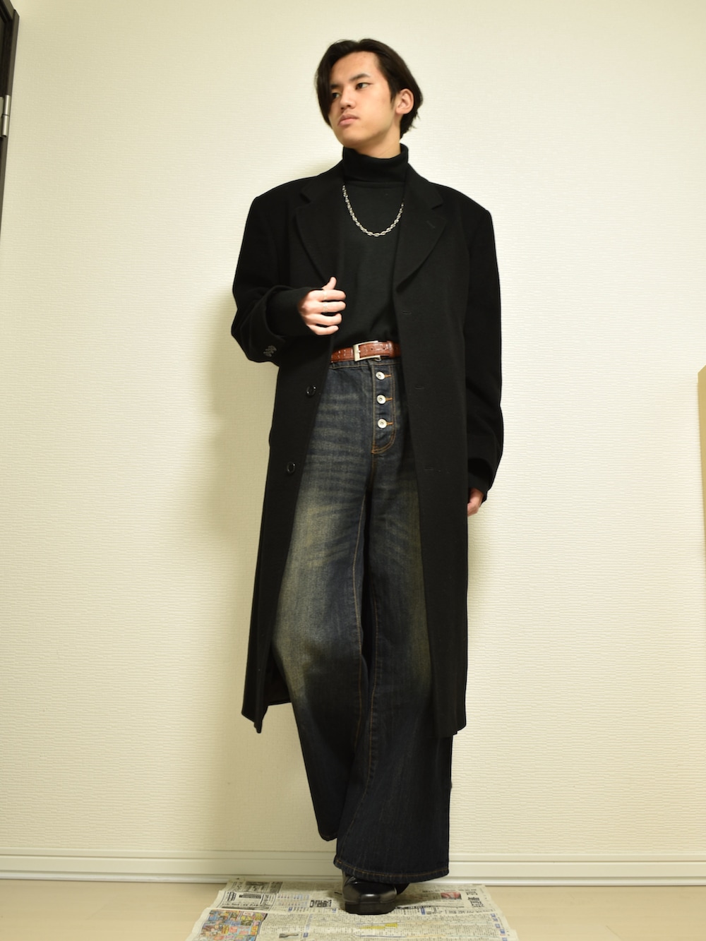 「ロングコート、シンプルスタイル、大人コーデ、おしゃれさんと繋がりたい、古着MIX、古着、秋コーデ、秋冬コーデ、きれいめカジュアル、デニム、ワイドパンツ、フレアパンツ、レザー、ブーツ、革靴」｜「ADRERのextra quality turtle knit sweater/エクストラクオリティータートルニットセーター（ニット/セーター、ホワイト系）」を使った、KACCHAN   さん（メンズ・178cm）の秋コーディネートの2枚目の写真