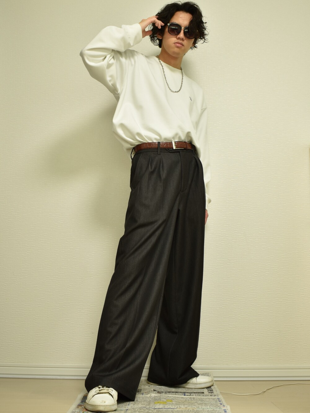 ホワイト系のTシャツ/カットソー、ブラック系のセットアップ、ホワイト系のスニーカーを着用したメンズの夏コーディネートの3枚目の写真