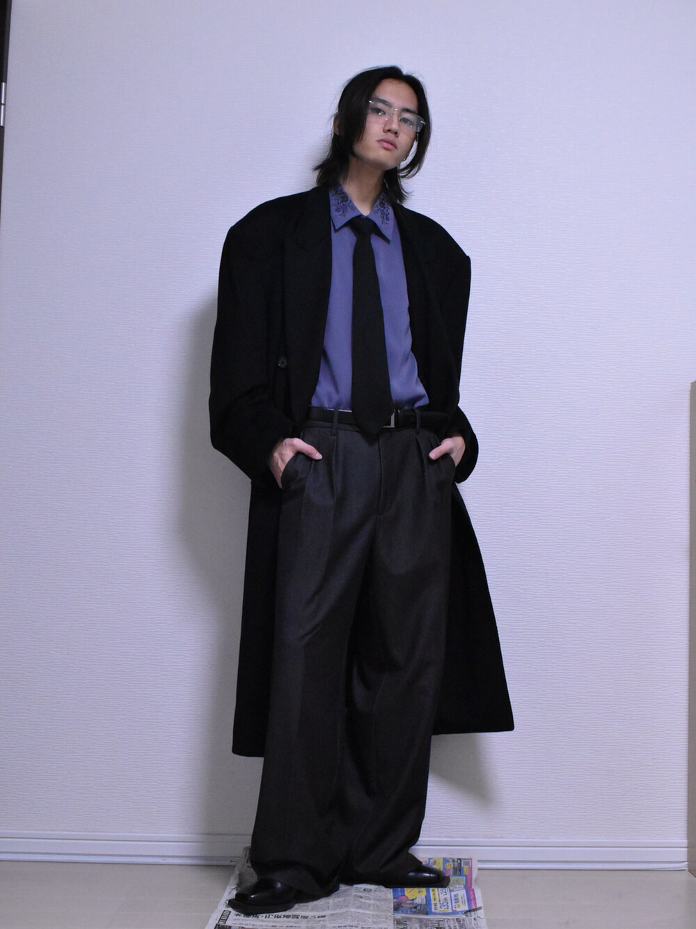 ブラック系のチェスターコート、パープル系のシャツ/ブラウス、ブラック系のネクタイを着用したメンズの秋コーディネートの4枚目の写真