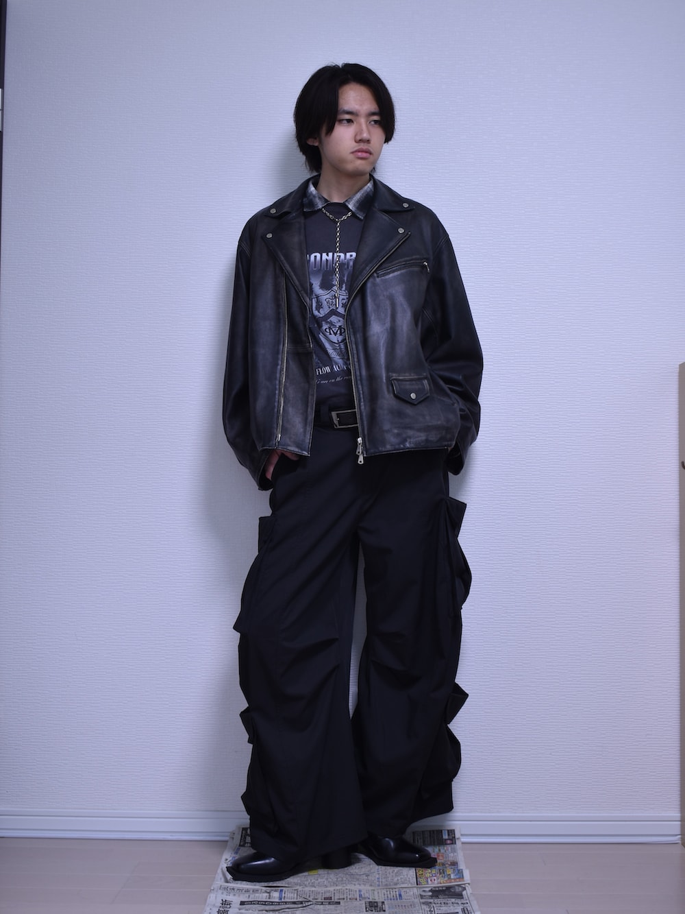「モノトーン、ワイドパンツ、カーゴパンツ、春コーデ、レイヤードスタイル、カジュアル、オトナカジュアル、サブカル、ストリート、ライダースジャケット、革靴、ブーツ、ヒール、バンドT、チェック」｜「HAREのダブルポケットカーゴパンツ(HARE)（カーゴパンツ、ブラック系）」を使った、KACCHAN   さん（メンズ・178cm）の春コーディネートの3枚目の写真