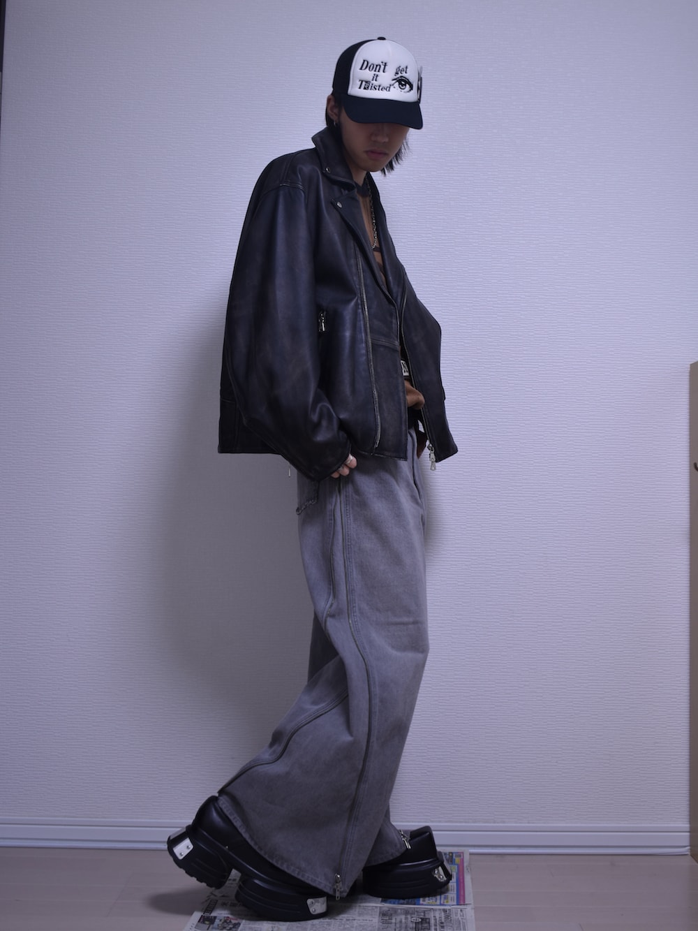 ブラック系のライダースジャケット、グレー系のデニムパンツ、ブラック系のドレスシューズを着用したメンズの秋コーディネートの4枚目の写真