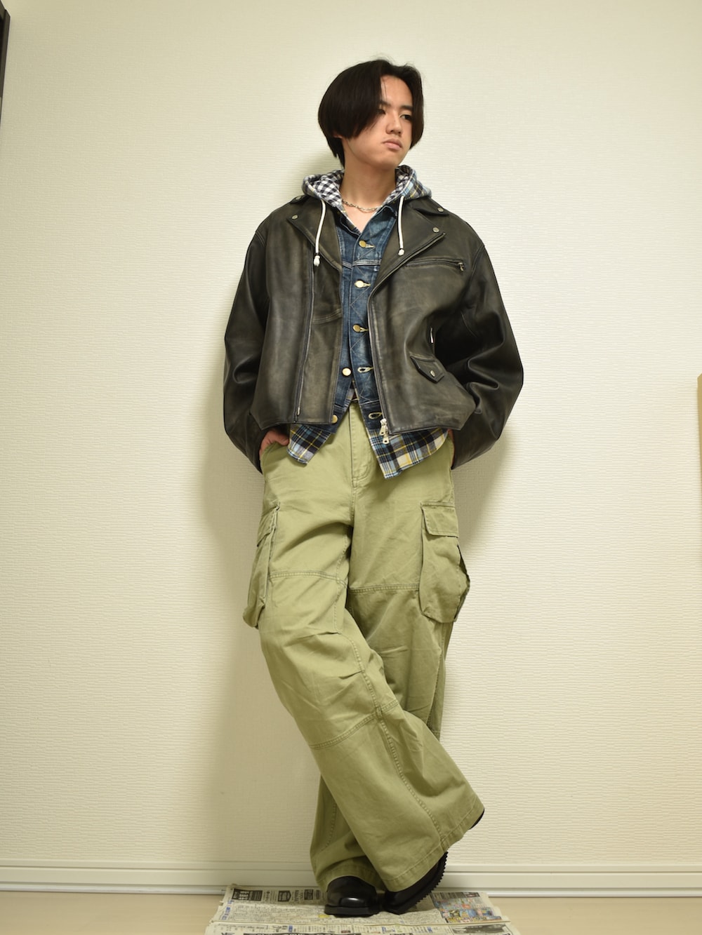 「冬コーデ、秋冬コーデ、デニム、ジャケット、レザー、革靴、ブーツ、古着MIX、古着、アメカジ、カジュアル、きれいめカジュアル、カーゴパンツ、ワイドパンツ、カーキ」｜「MASONPRINCEの3カラーコットンワイドカーゴパンツ XXK4140【MASONPRINCE】（カーゴパンツ、グリーン系）」を使った、KACCHAN   さん（メンズ・178cm）の冬コーディネートの3枚目の写真
