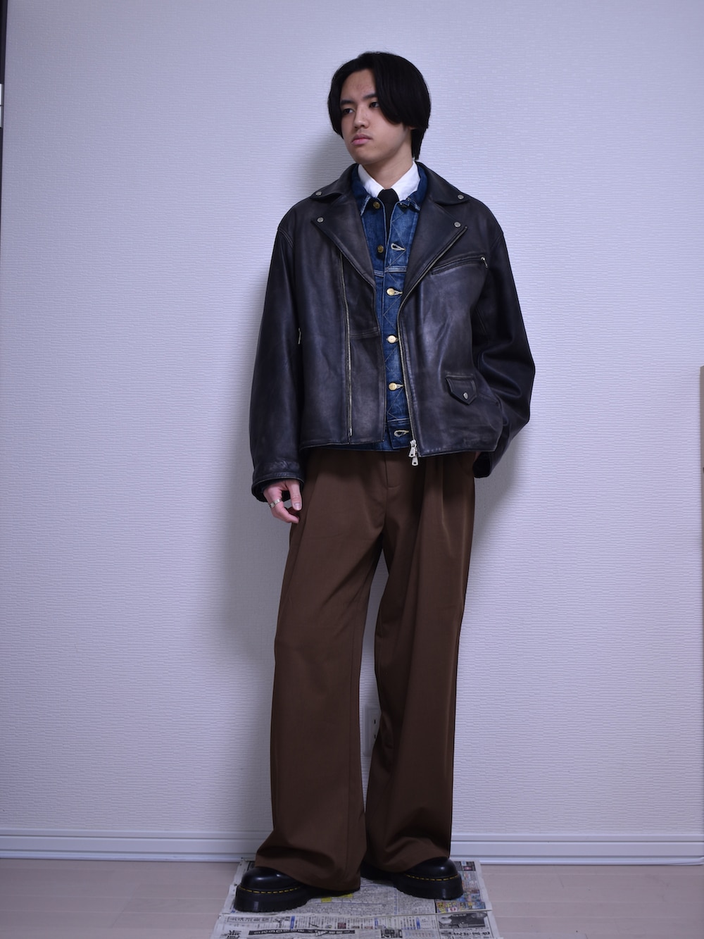 「古着MIX、春コーデ、冬コーデ、春服、カジュアルスタイル、キレイめカジュアル、革靴、スラックス、ワイドパンツ、大人コーデ、デニムジャケット、アメカジ、レイヤードスタイル、古着コーデ、アースカラー」｜「MAISON SPECIALの《UNISEX》Sheep Leather Prime-Over Double Rider Jacket/シープレザープライムオーバーダブルライダージャケット【MAISON SPECIAL/メゾンスペシャル】（ライダースジャケット、ブラック系）」を使った、KACCHAN   さん（メンズ・178cm）の春コーディネートの2枚目の写真