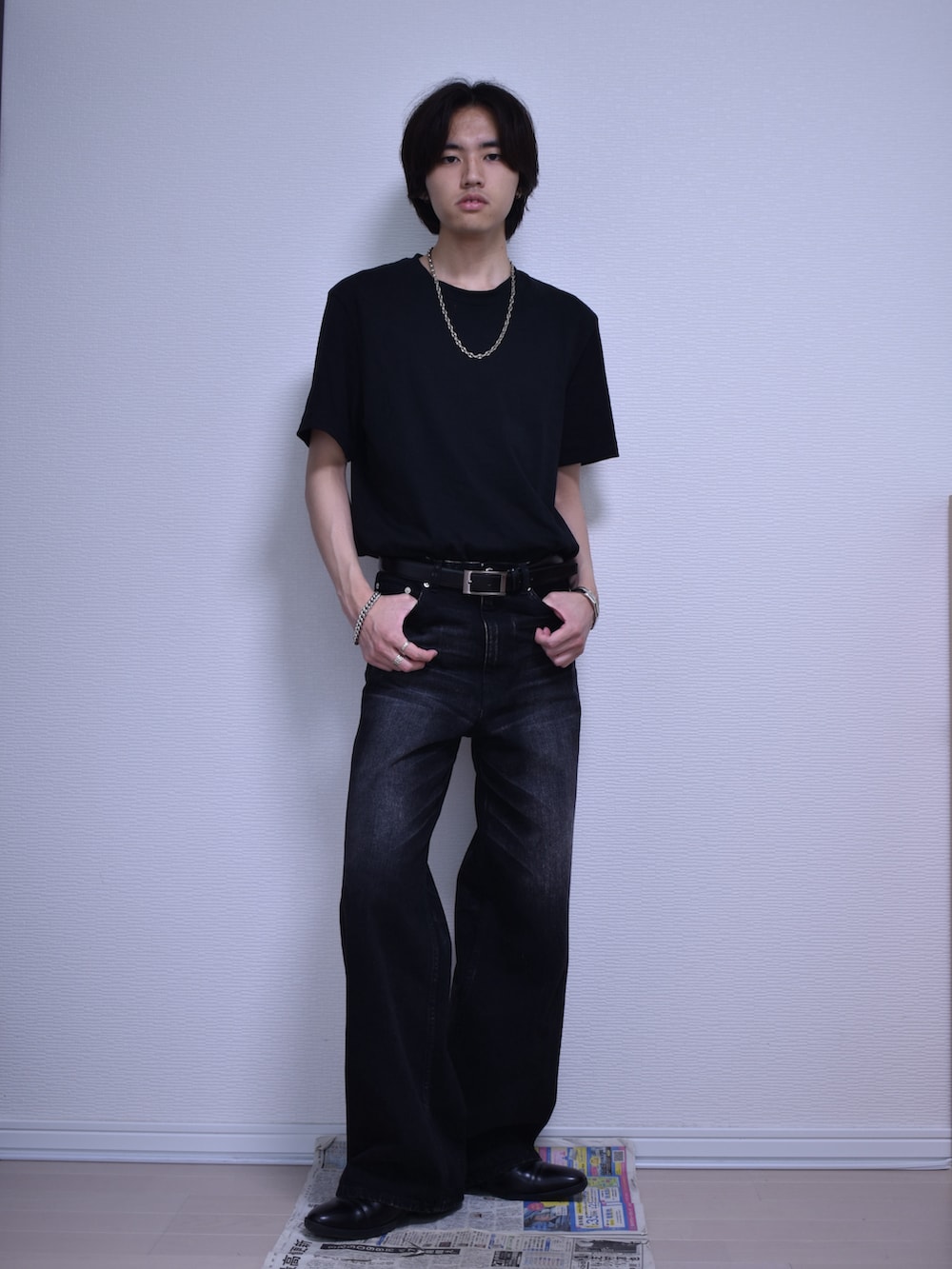 ブラック系のデニムパンツ、ブラック系のTシャツ/カットソー、ブラック系のドレスシューズを着用したメンズの夏コーディネートの4枚目の写真