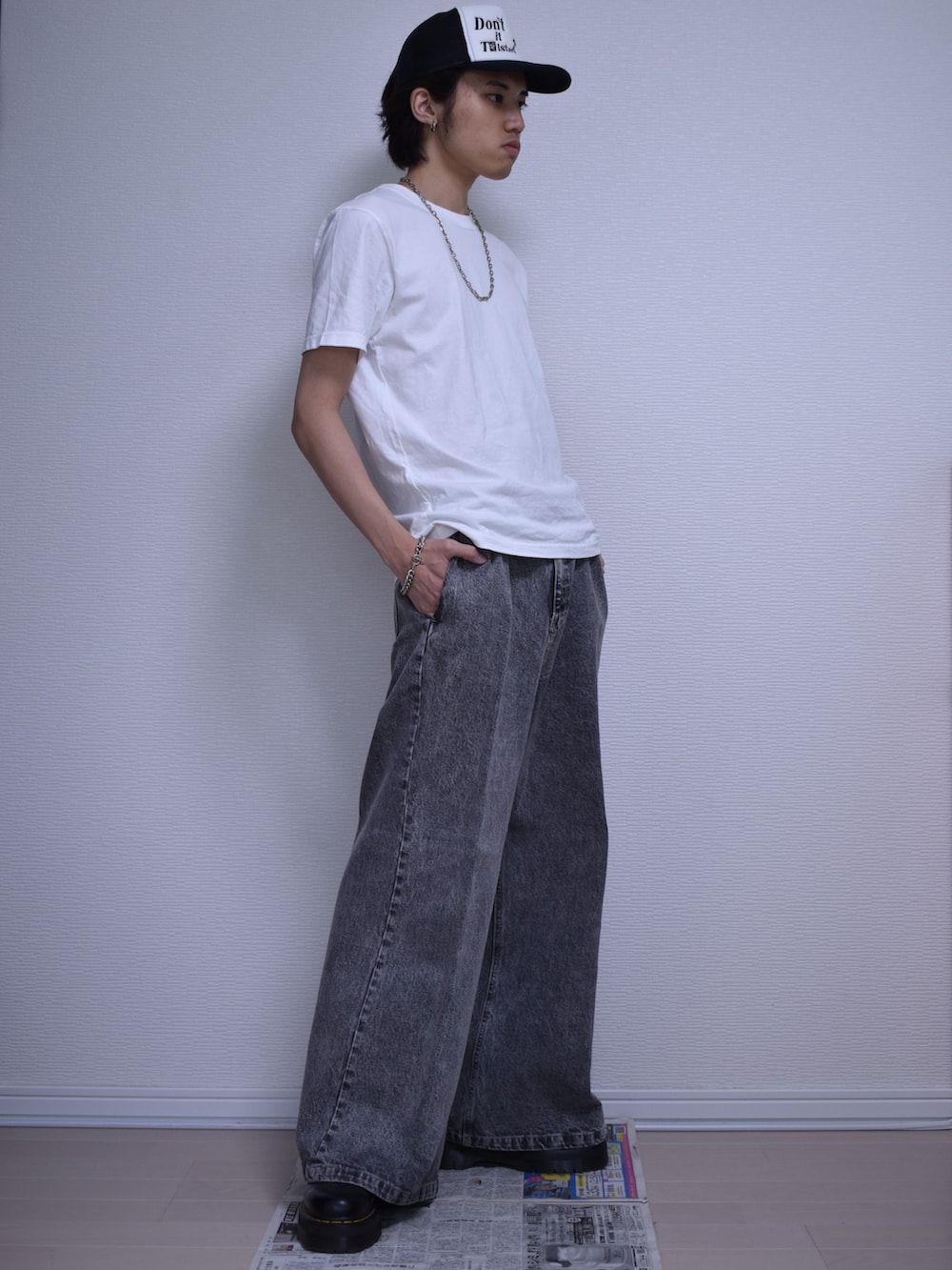 「夏ルックで気分アップ、デニム、ワイドパンツ、フレアパンツ、白Tシャツ、古着MIX、古着、モノトーン、シンプルコーデ、夏コーデ、革靴、ブーツ、きれいめカジュアル、カジュアル、キャップ」｜「UNIQLOのアイテム（Tシャツ/カットソー、ホワイト系）」を使った、KACCHAN   さん（メンズ・178cm）の夏コーディネートの2枚目の写真