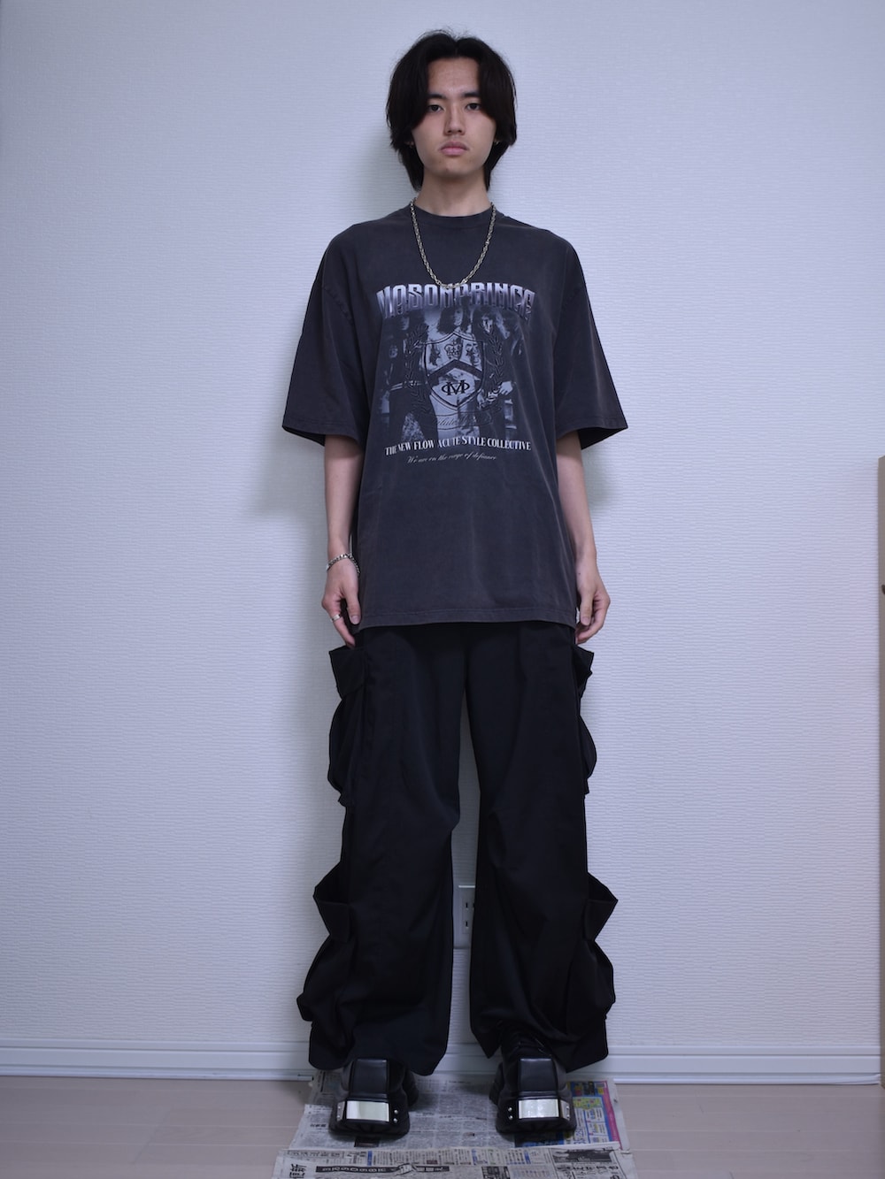 ブラック系のカーゴパンツ、グレー系のTシャツ/カットソー、ブラック系のドレスシューズを着用したメンズの夏コーディネートの5枚目の写真