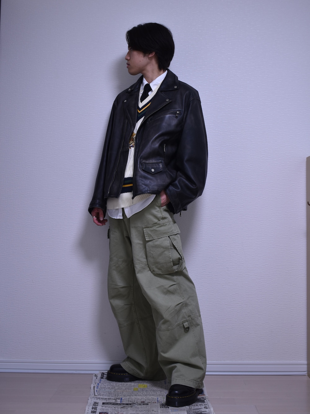 「最近のいい感じコーデ、レイヤードスタイル、ワイドパンツ、カーゴパンツ、カジュアル、オトナカジュアル、きれいめカジュアル、アメカジ、古着MIX、古着、ライダースジャケット、革靴、ブーツ、ベスト、ニット」｜「MASONPRINCEの3カラーコットンワイドカーゴパンツ XXK4140【MASONPRINCE】（カーゴパンツ、グリーン系）」を使った、KACCHAN   さん（メンズ・178cm）の春コーディネートの4枚目の写真
