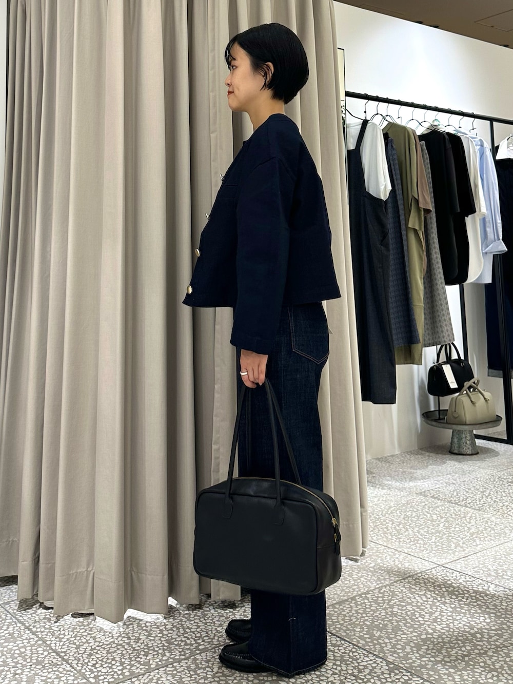 「collexのストレッチデニムジャケット（ノーカラージャケット、ブルー系）」を使った、yukariさん（レディース・159cm）の秋コーディネートの2枚目の写真