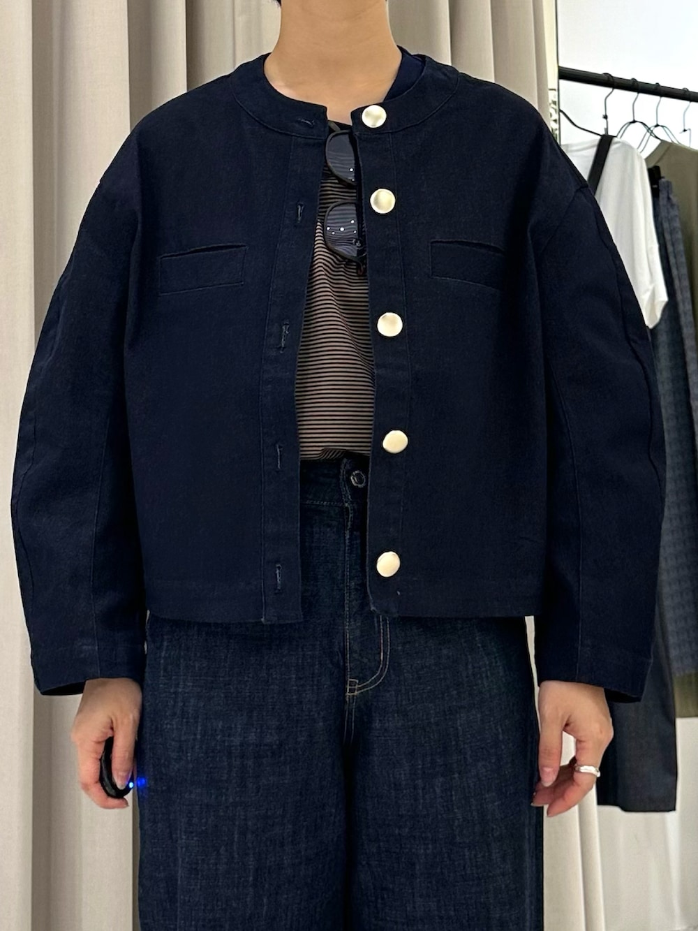 「collexのストレッチデニムジャケット（ノーカラージャケット、ブルー系）」を使った、yukariさん（レディース・159cm）の秋コーディネートの3枚目の写真